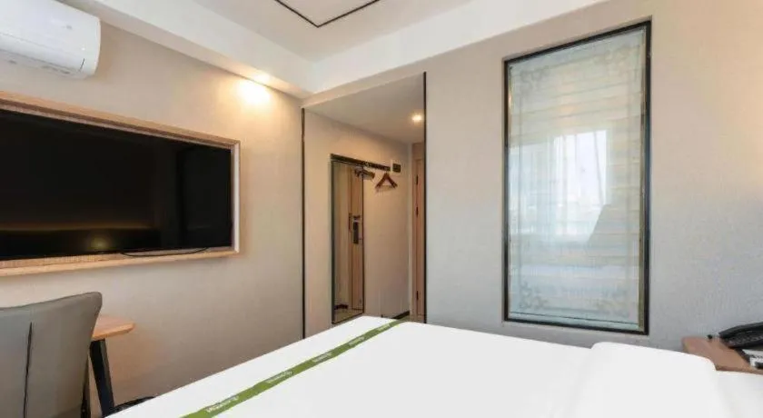 Bed in GreenTree Inn Jinan Quancheng Hotel