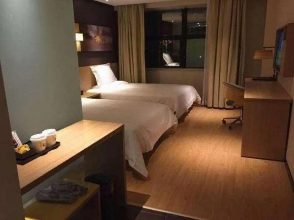 Bed in IU Hotel Tianjin Tianta Scenic Spot Wujiayao Metro Station