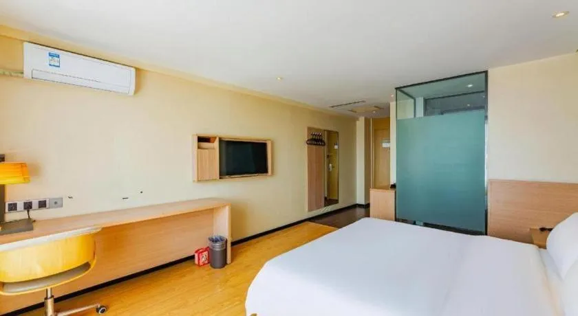 Bed in IU Hotel Tianjin Tianta Scenic Spot Wujiayao Metro Station