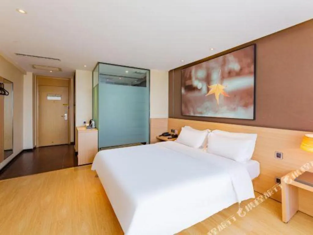 Bed in IU Hotel Tianjin Tianta Scenic Spot Wujiayao Metro Station