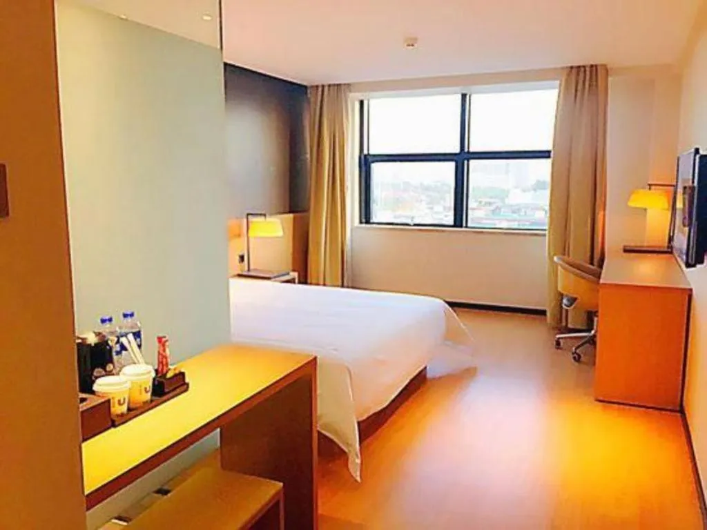 Bed in IU Hotel Tianjin Tianta Scenic Spot Wujiayao Metro Station