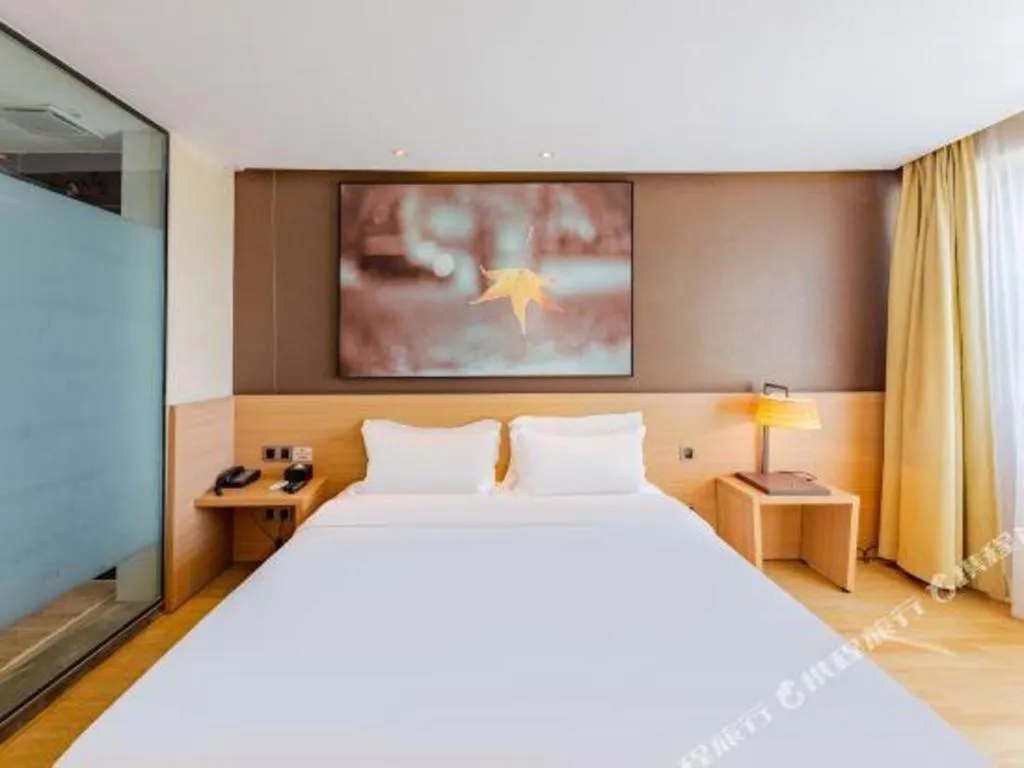 Bed in IU Hotel Tianjin Tianta Scenic Spot Wujiayao Metro Station