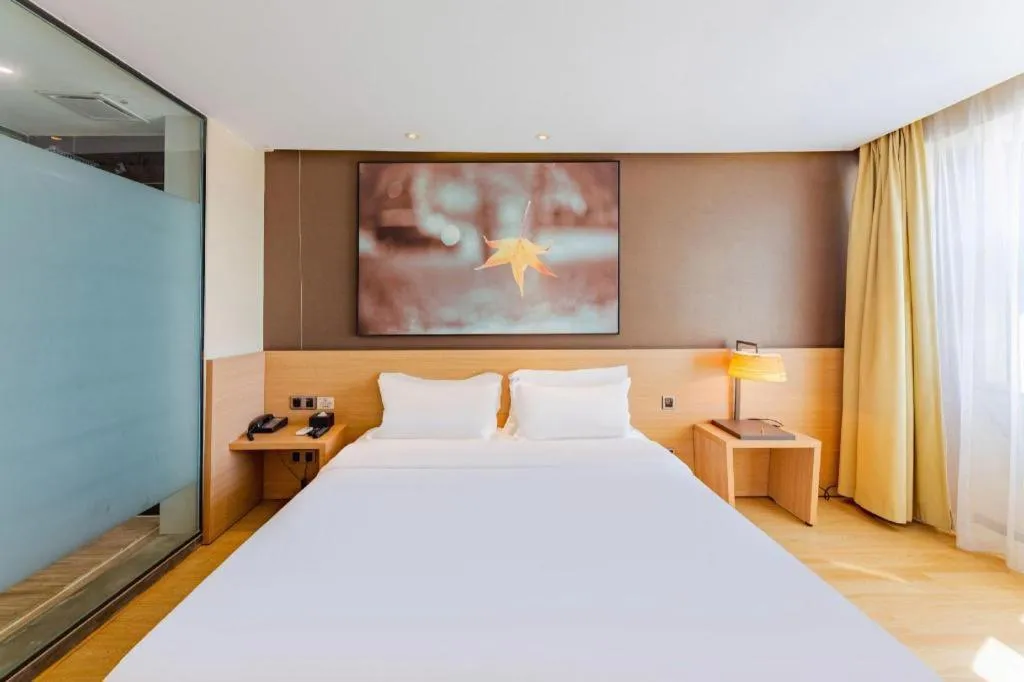 Bed in IU Hotel Tianjin Tianta Scenic Spot Wujiayao Metro Station