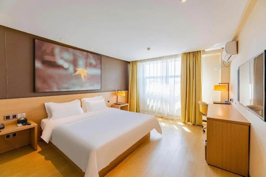 Bed in IU Hotel Tianjin Tianta Scenic Spot Wujiayao Metro Station