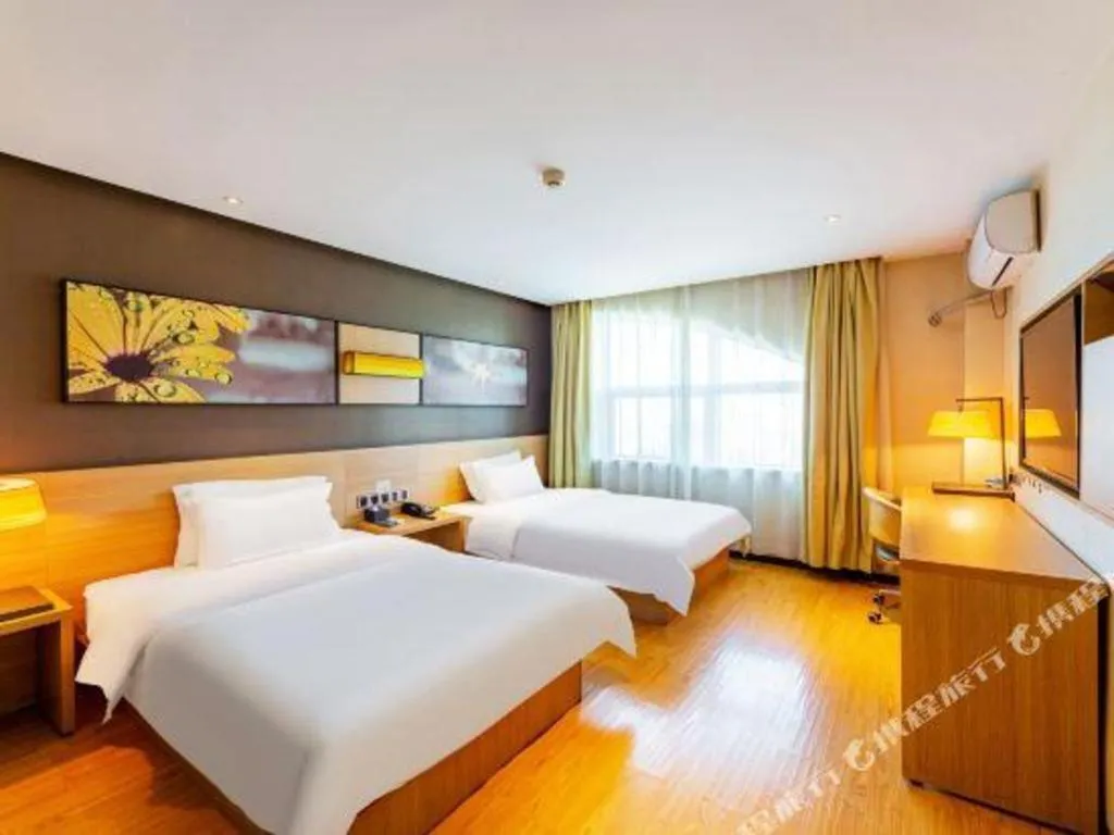 Bed in IU Hotel Tianjin Tianta Scenic Spot Wujiayao Metro Station