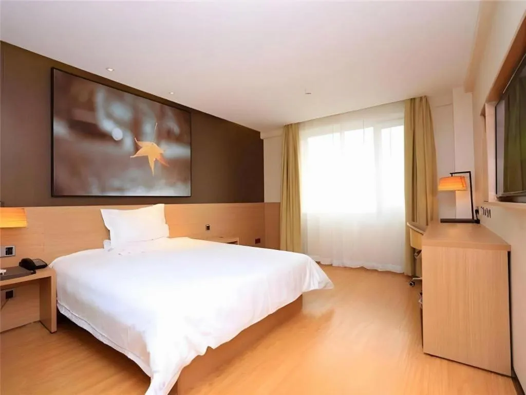 Bed in IU Hotel Tianjin Tianta Scenic Spot Wujiayao Metro Station