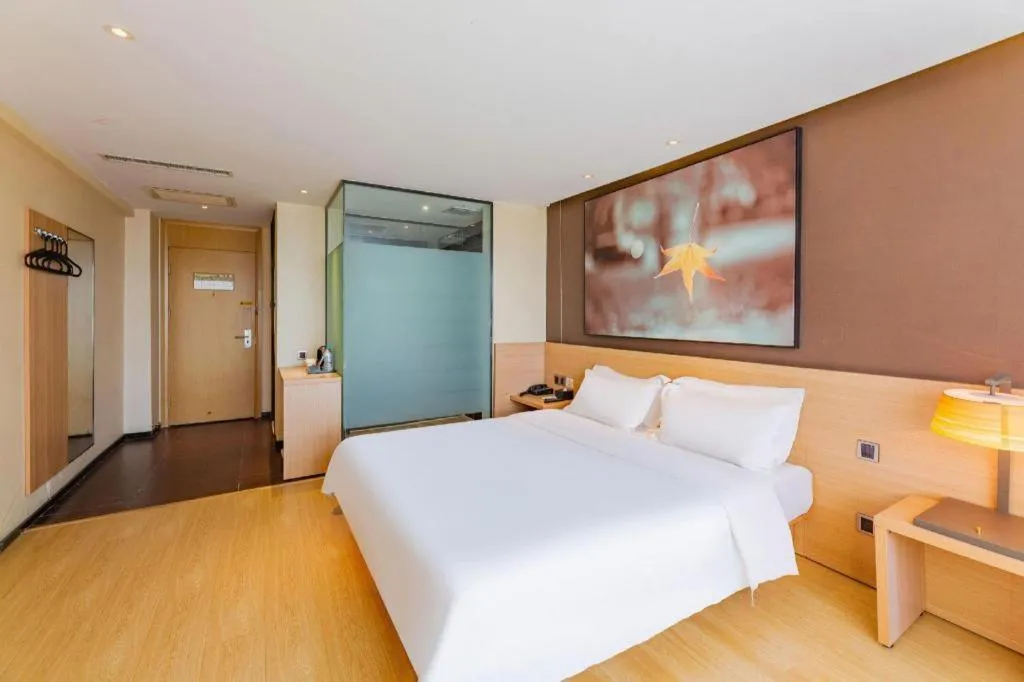 Bed in IU Hotel Tianjin Tianta Scenic Spot Wujiayao Metro Station