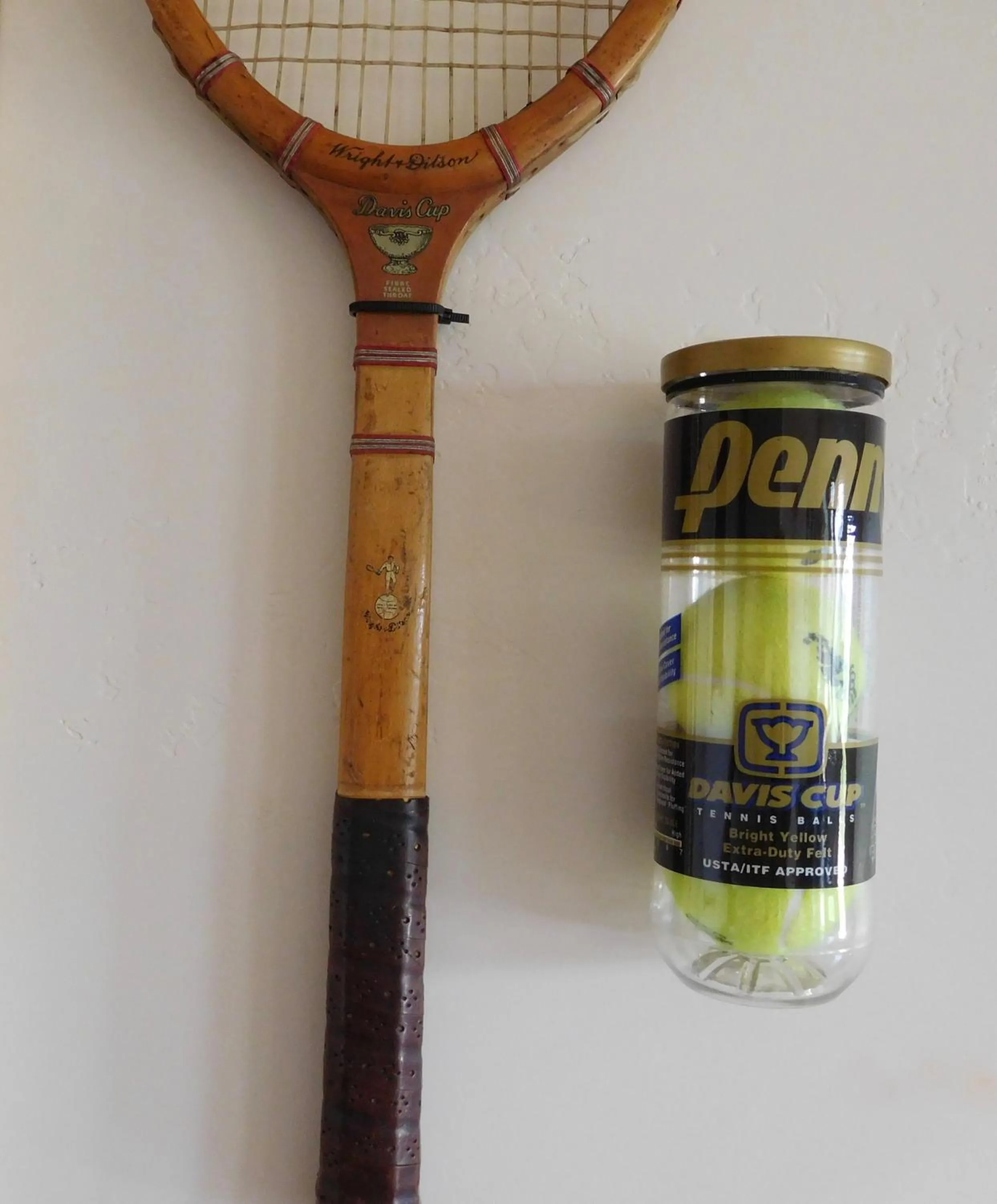 Logo/Certificate/Sign in Courtwood Inn