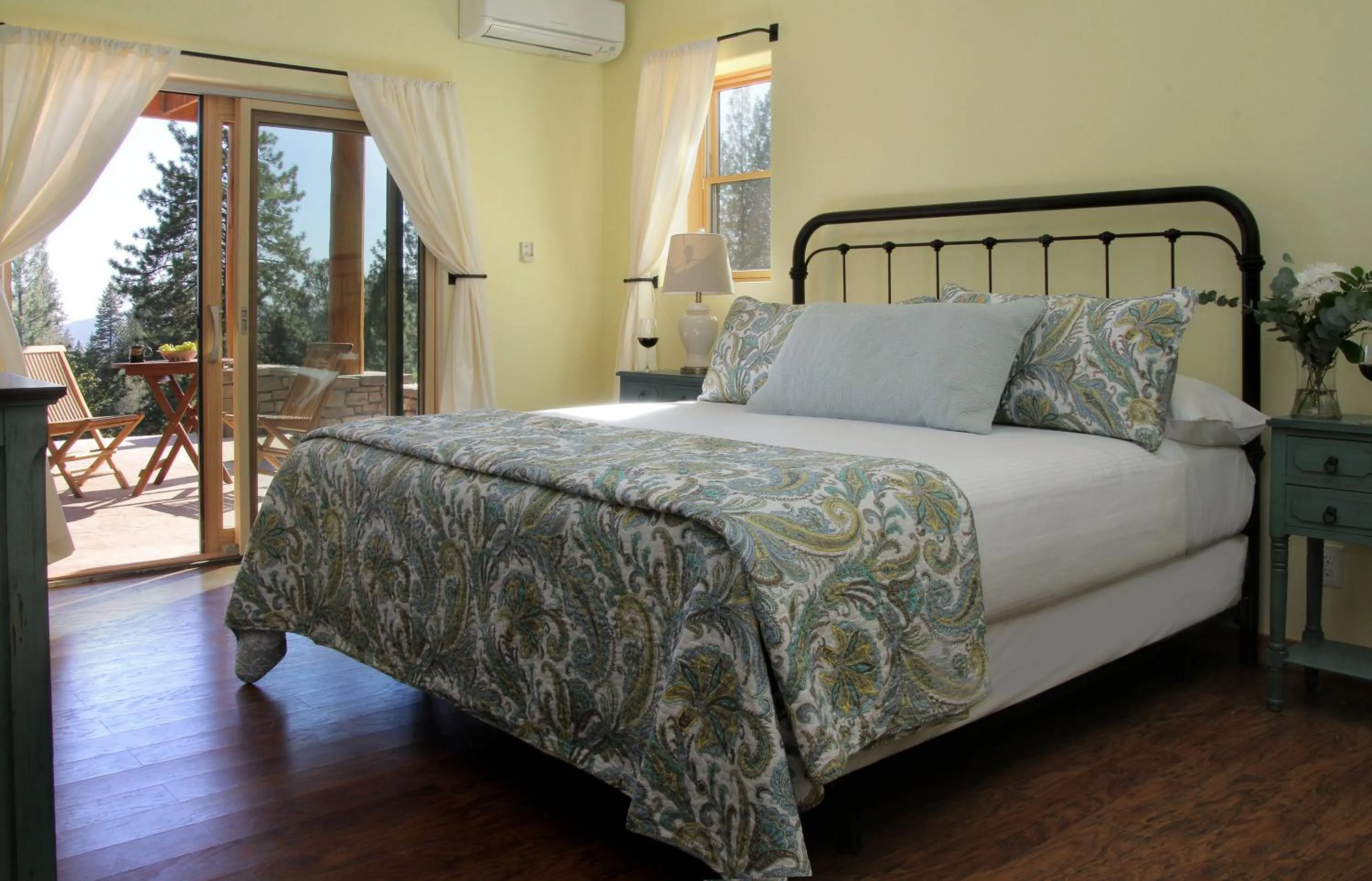 Bed in Courtwood Inn