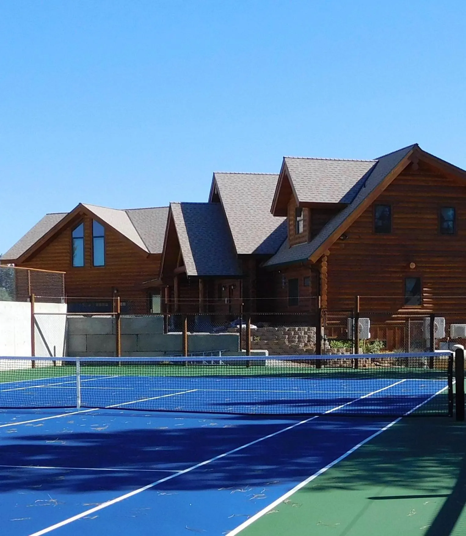 Tennis court in Courtwood Inn
