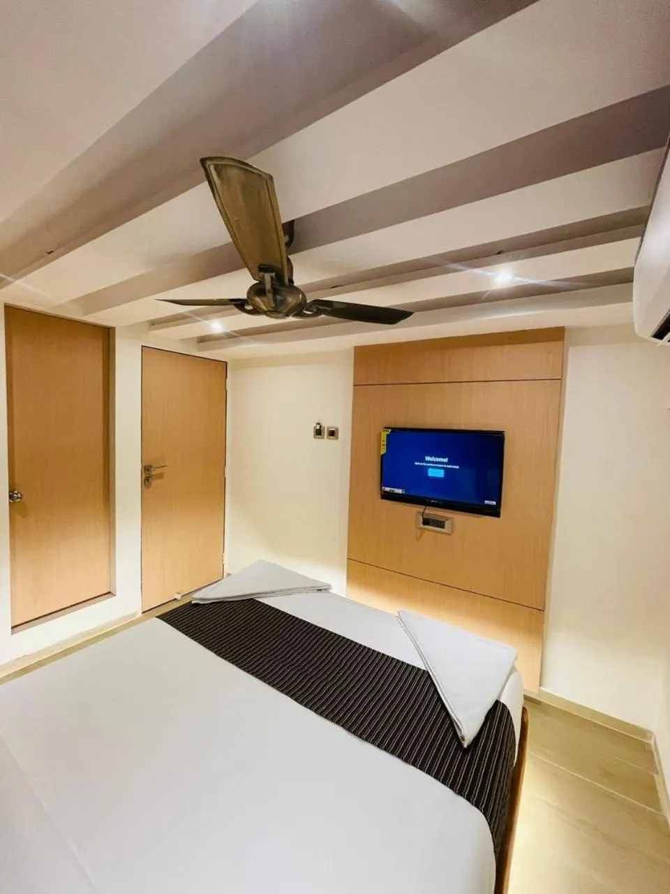 Communal lounge/ TV room, Bed in Hotel Winton