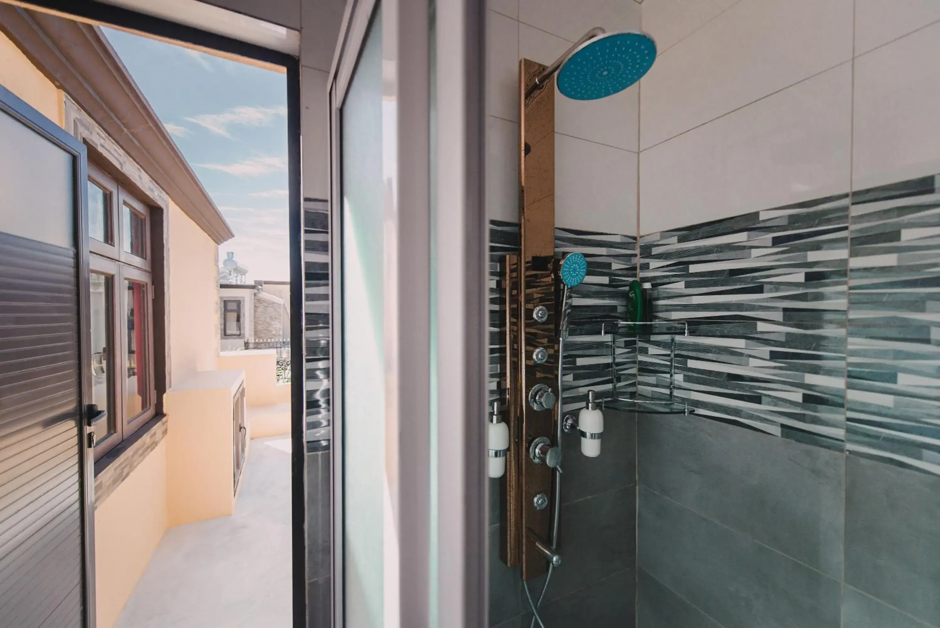 Single Room with Bath in Blue Rawal Single Room with Bath in Blue Rawal