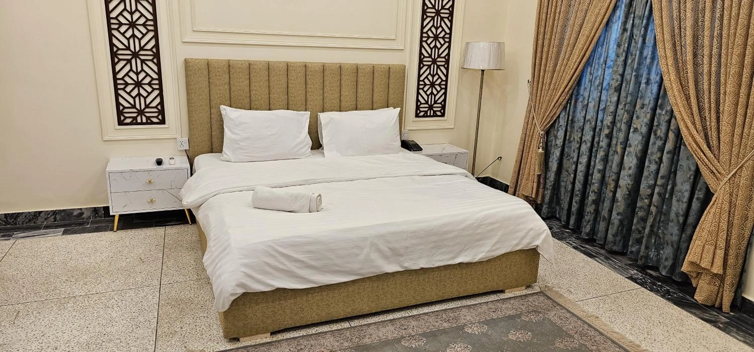 Bed in White House Karachi