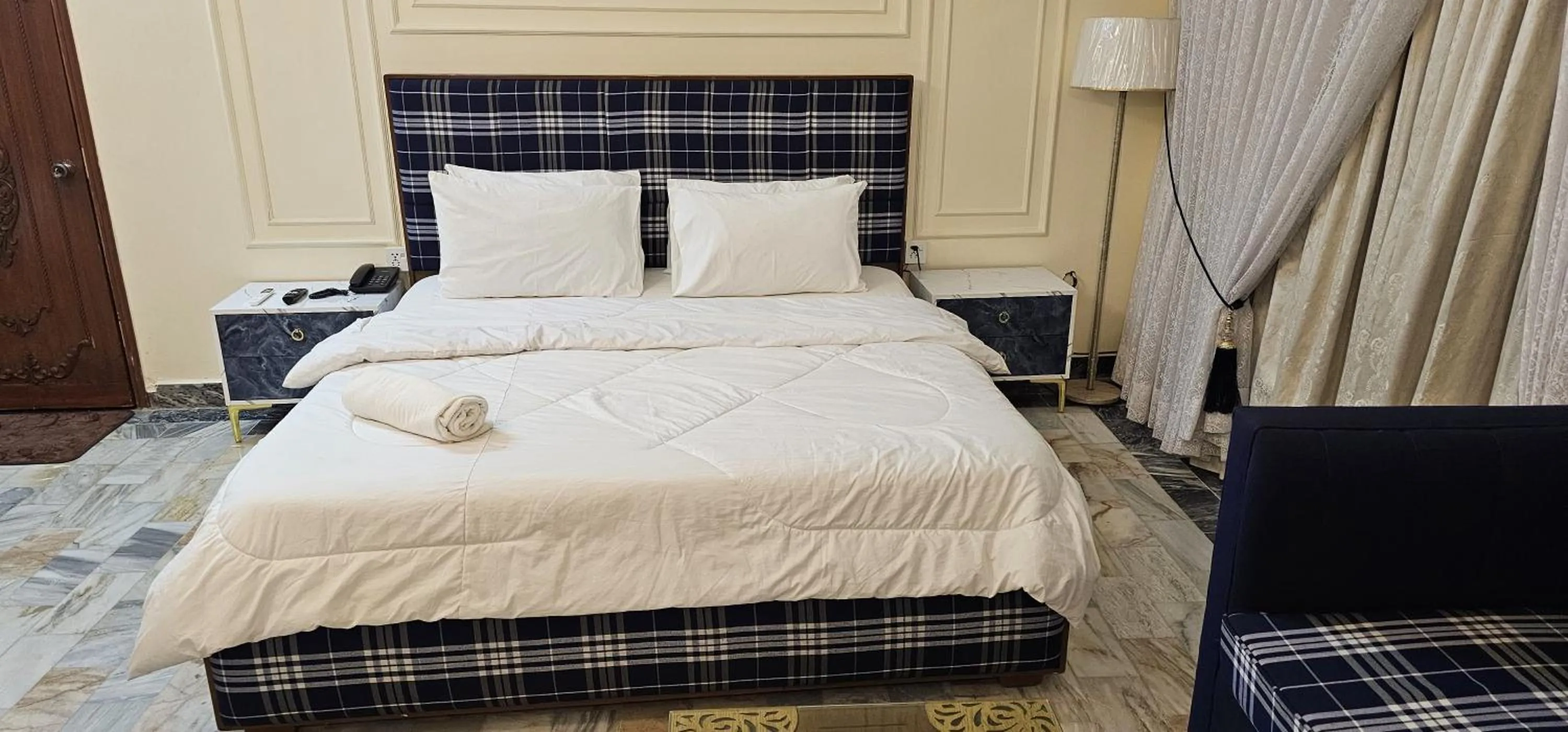 Bed in White House Karachi