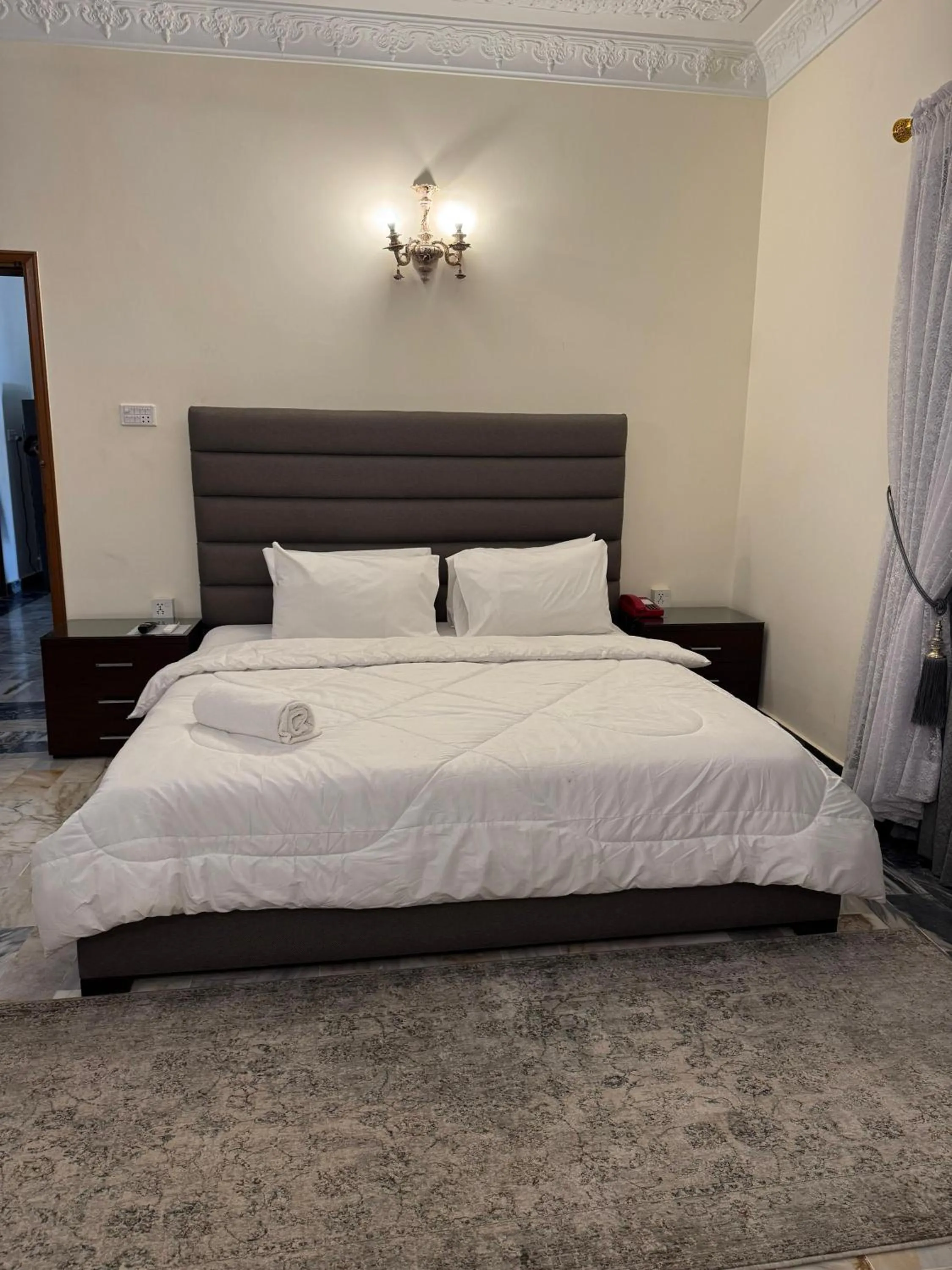 Bed in White House Karachi