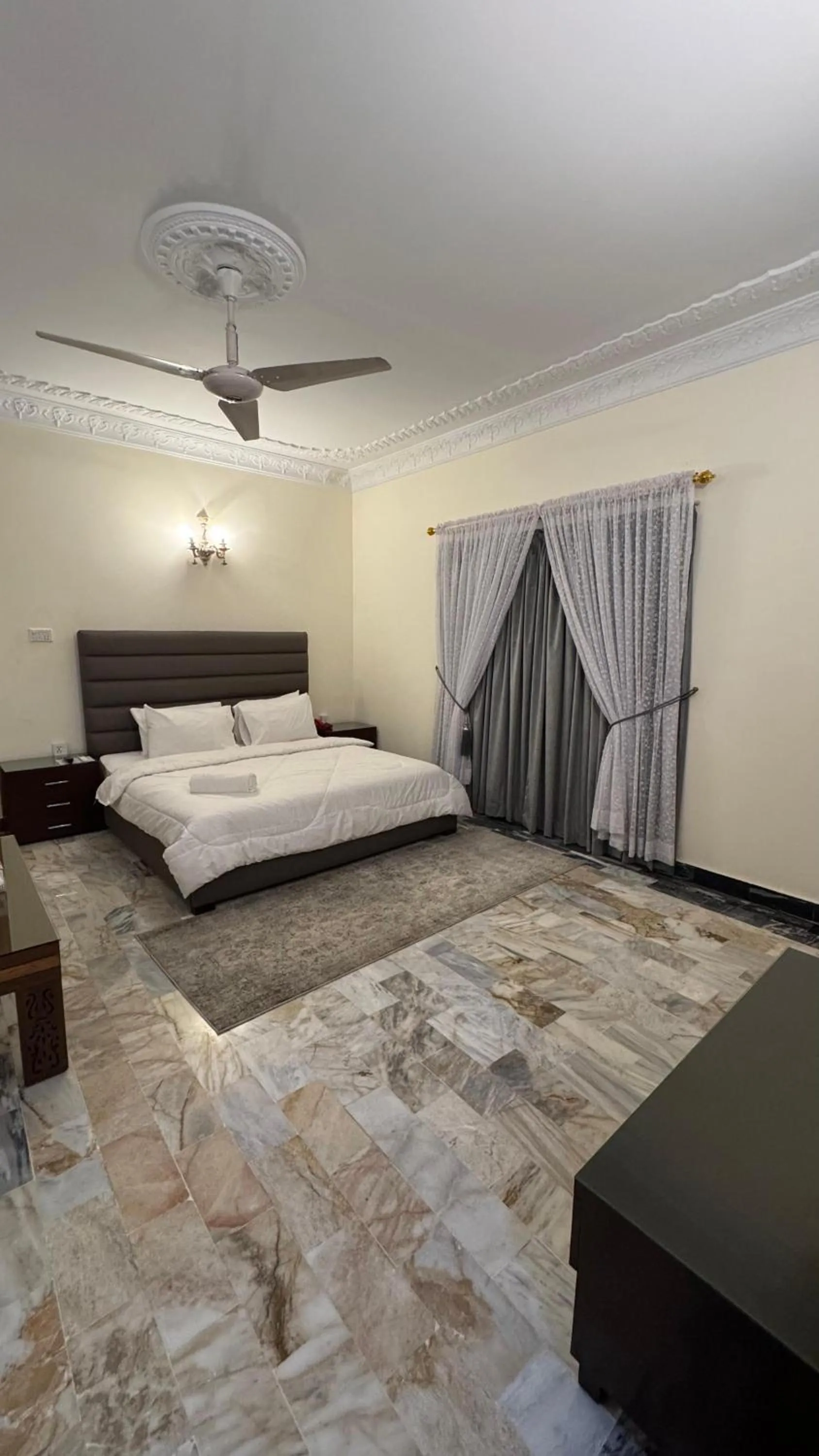 Bed in White House Karachi