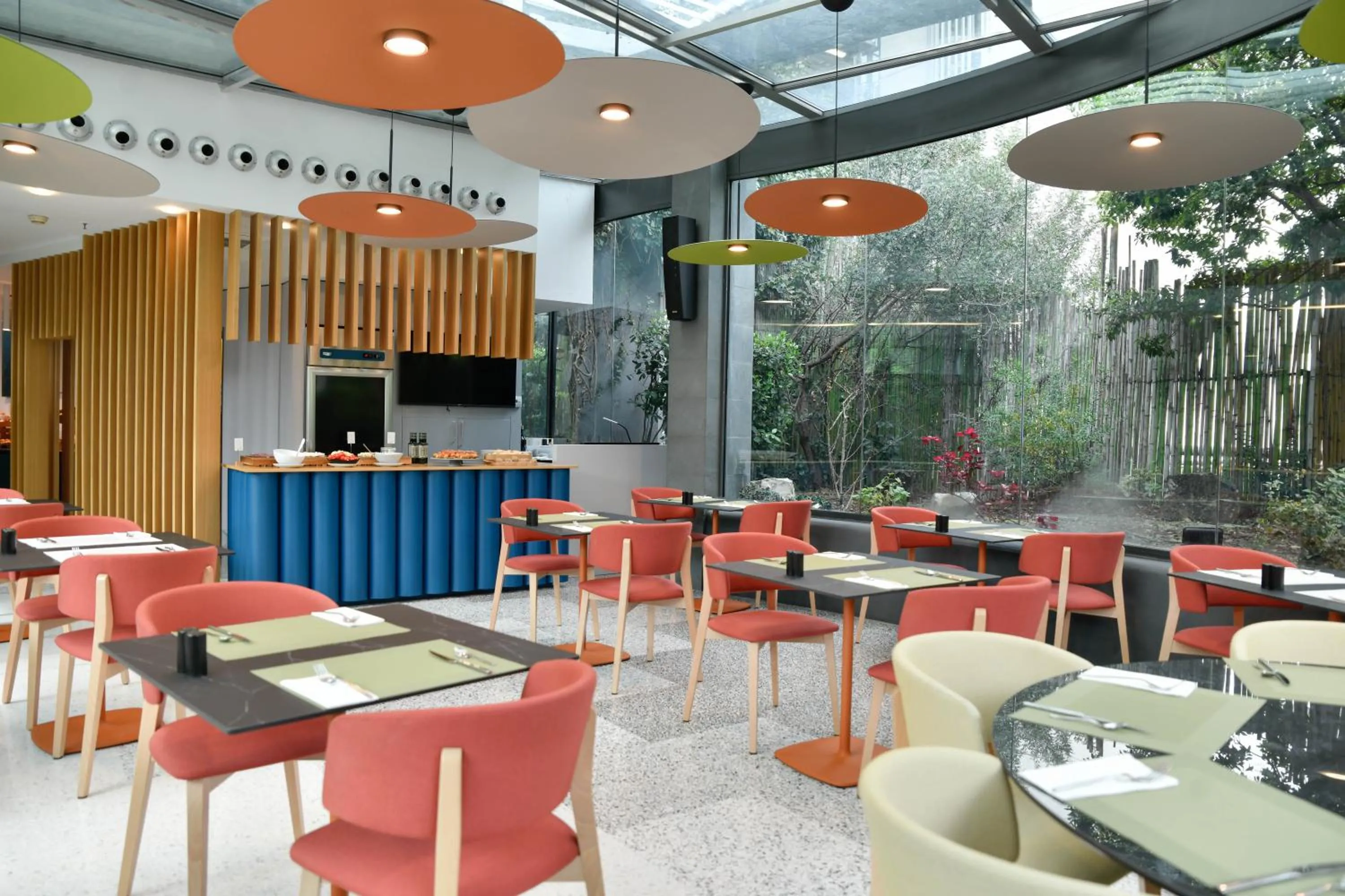 Restaurant/places to eat in Hi Hotel Bari