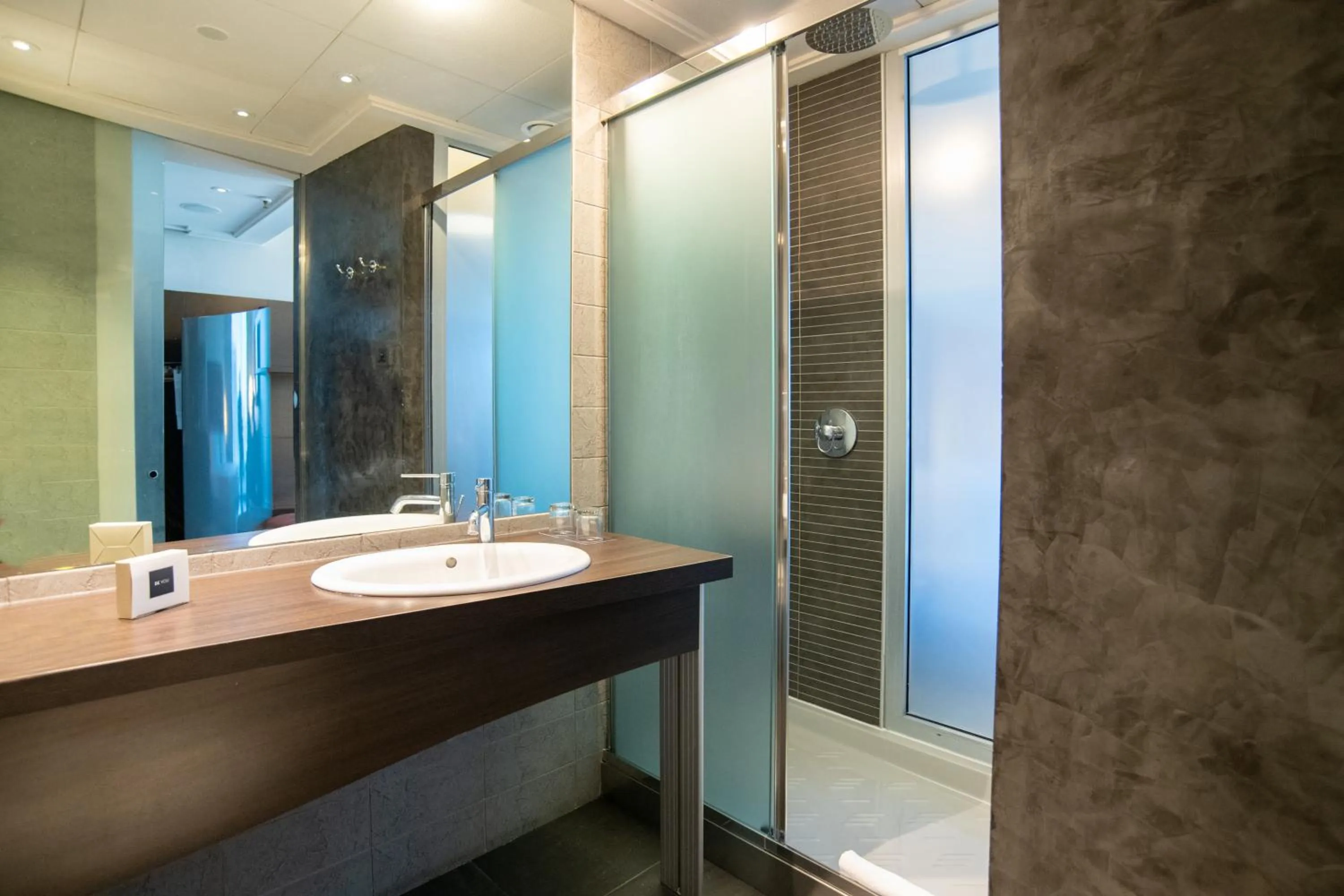 Shower in Hi Hotel Bari