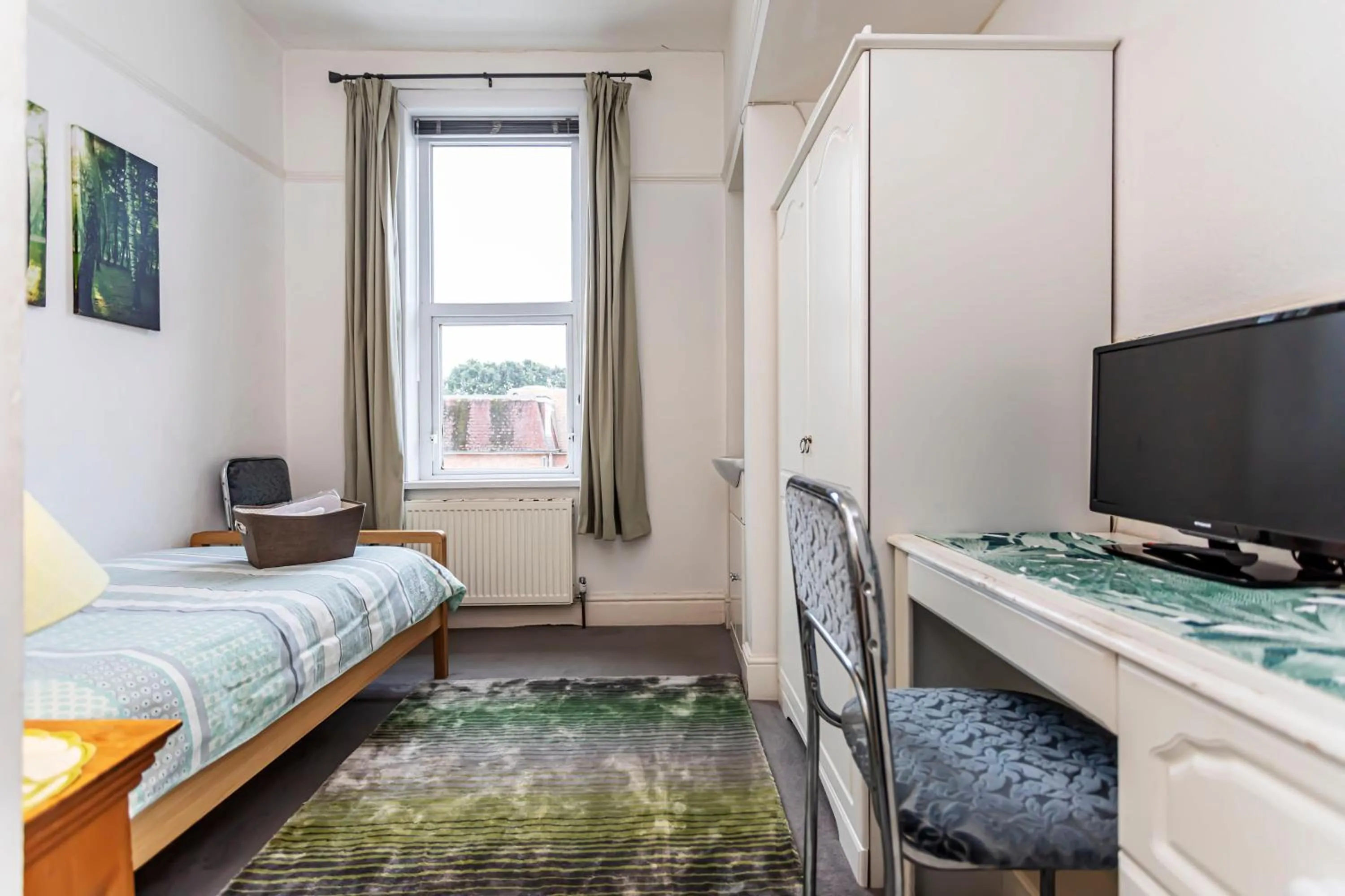 Photo of the whole room, Bed in The Ravensbourne Hotel