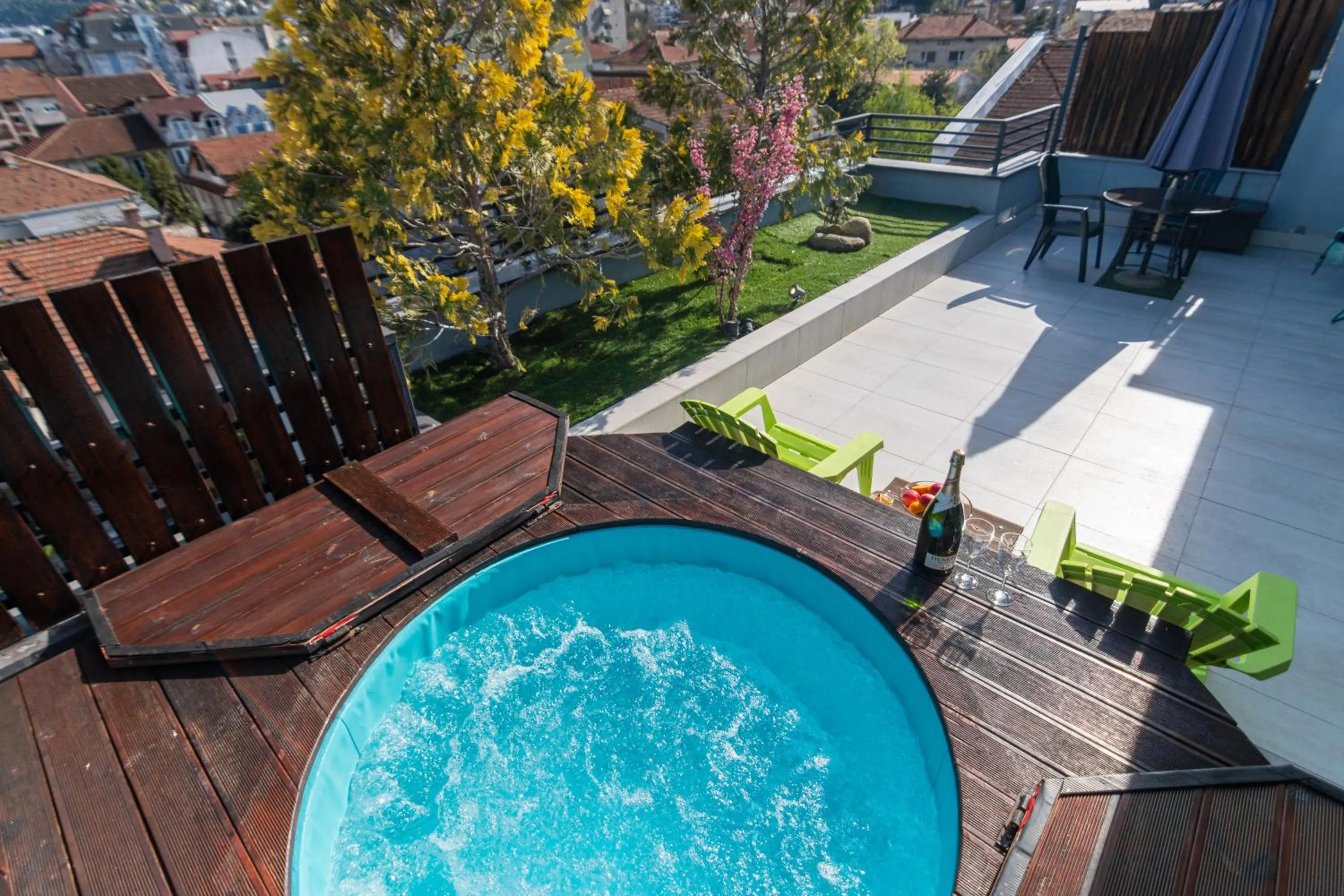 Hot Tub in Joan Apartments & Spa