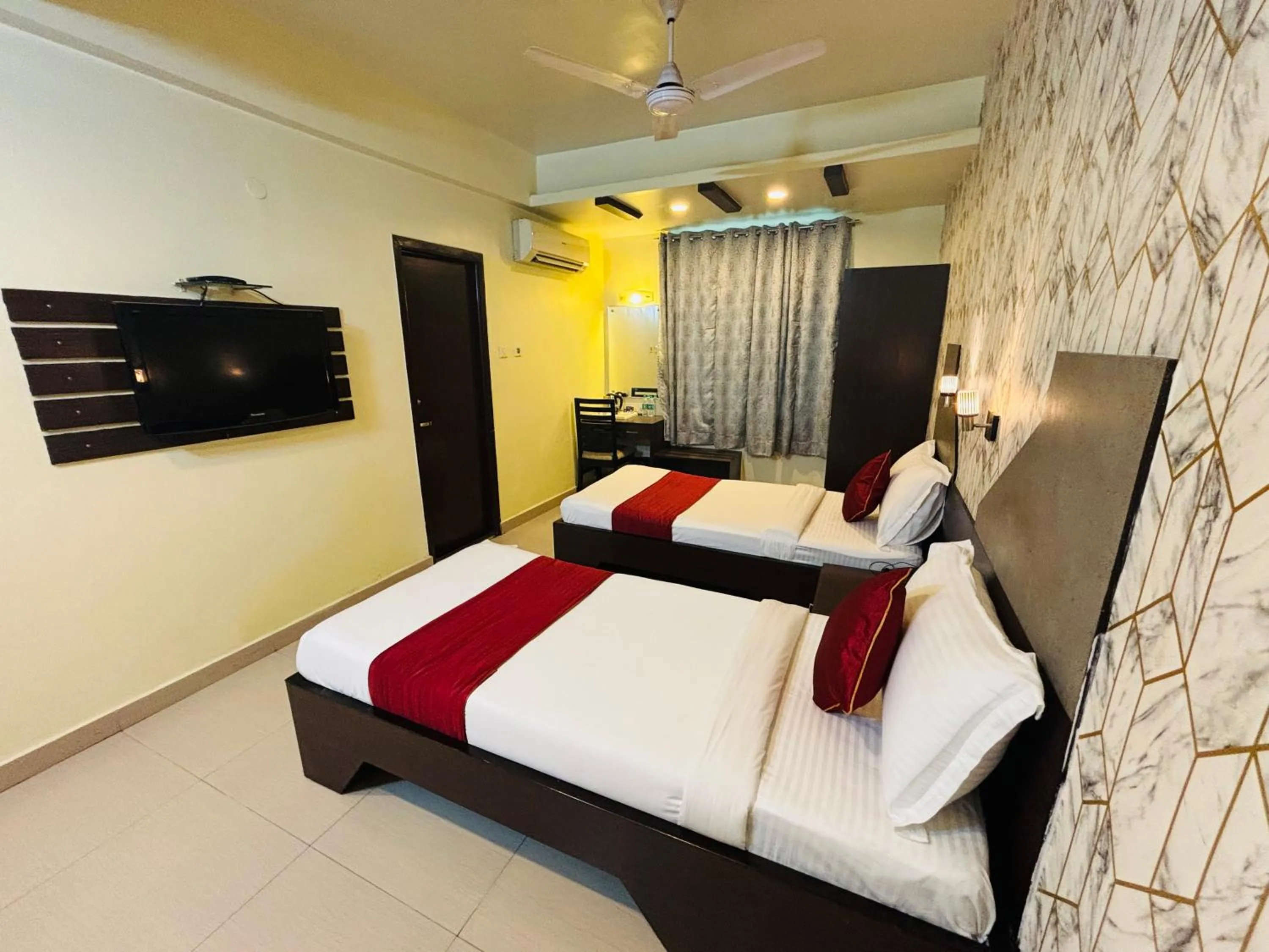 Communal lounge/ TV room, Bed in Hotel Chariot Inn Patna