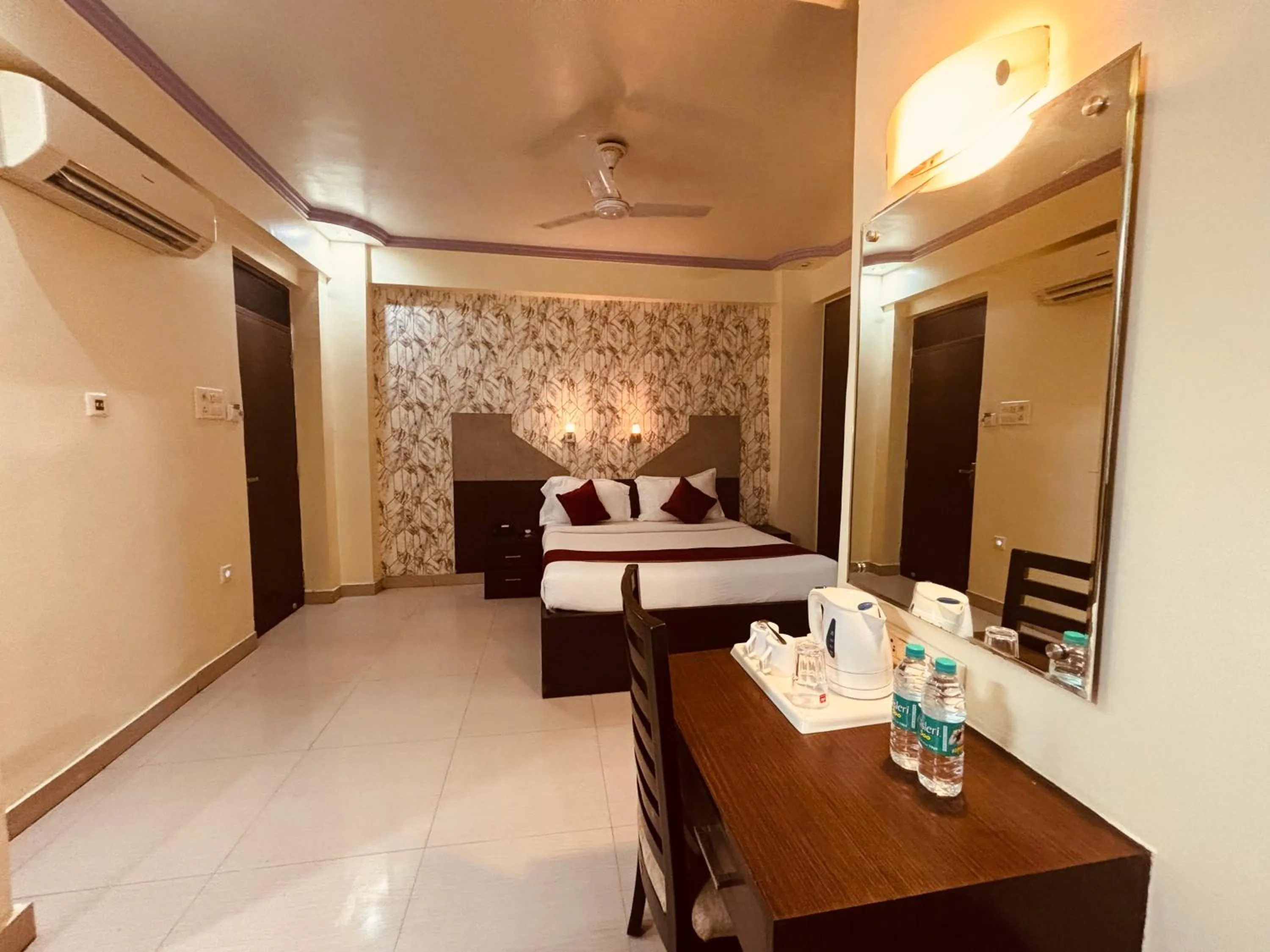 Photo of the whole room, Bed in Hotel Chariot Inn Patna