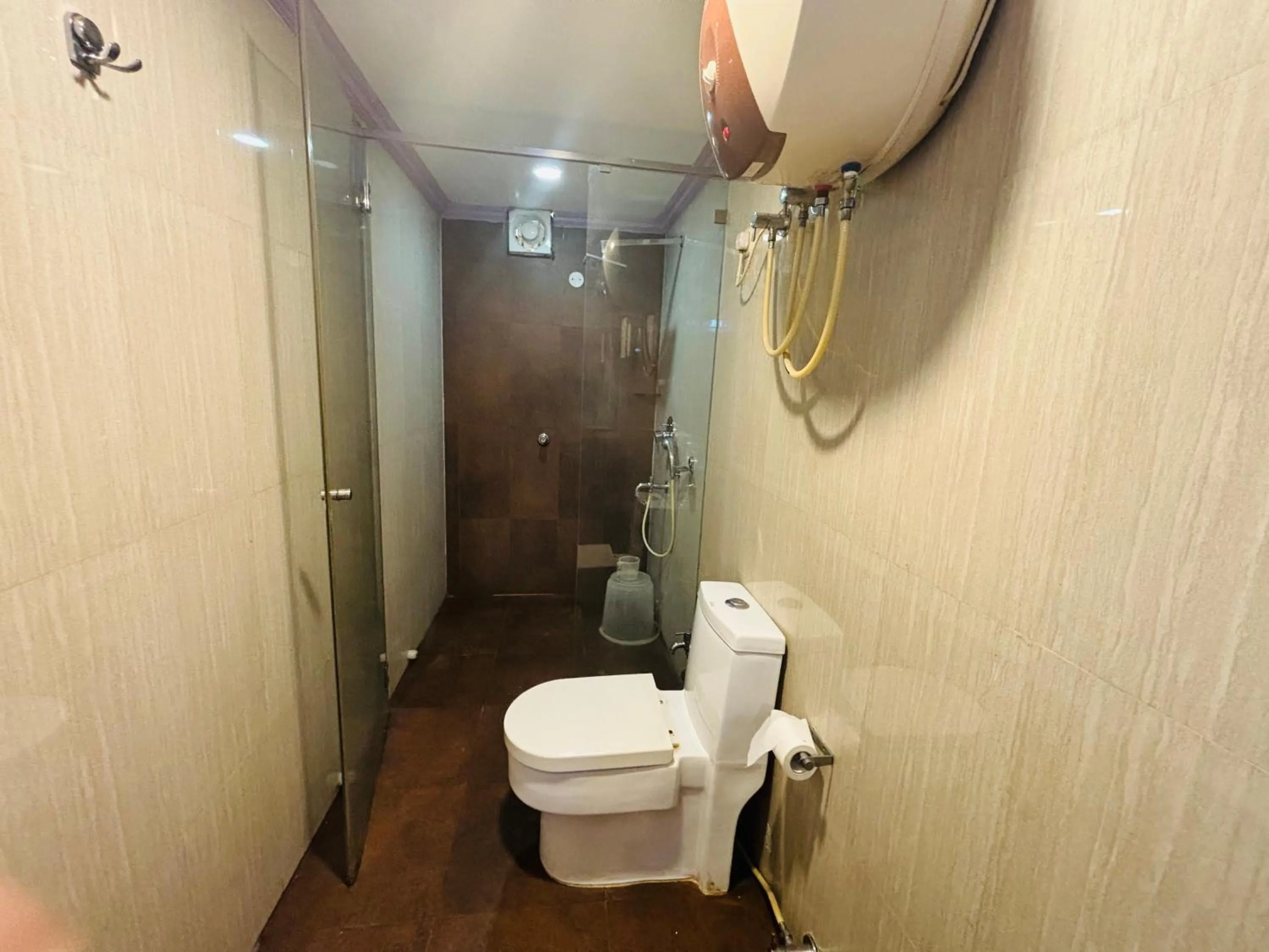 Shower in Hotel Chariot Inn Patna