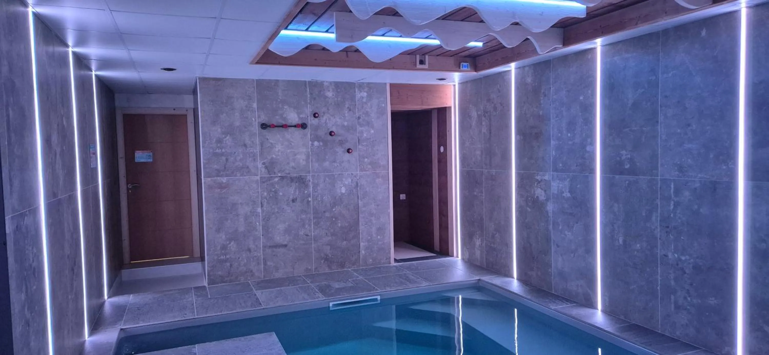 Swimming pool in L'Or du Lac