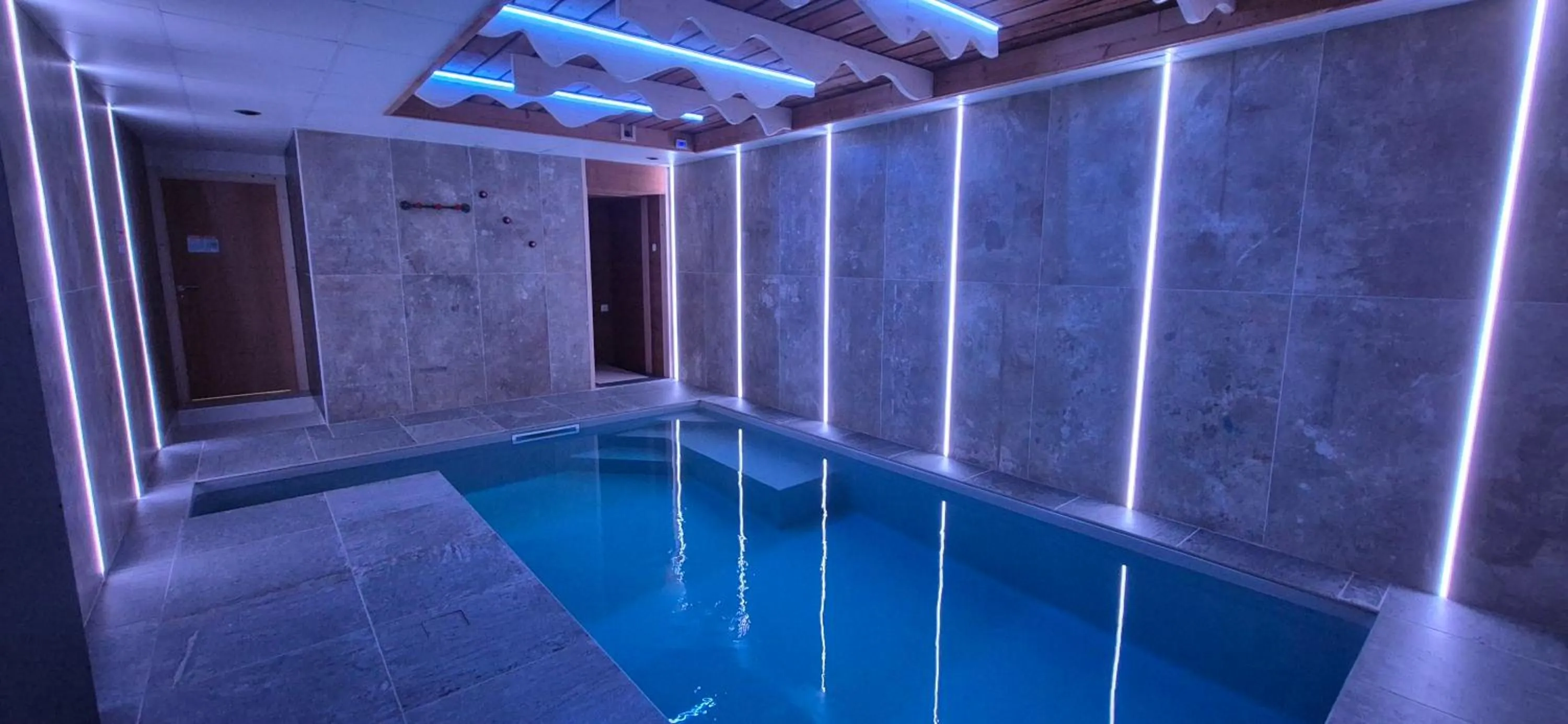 Swimming pool in L'Or du Lac