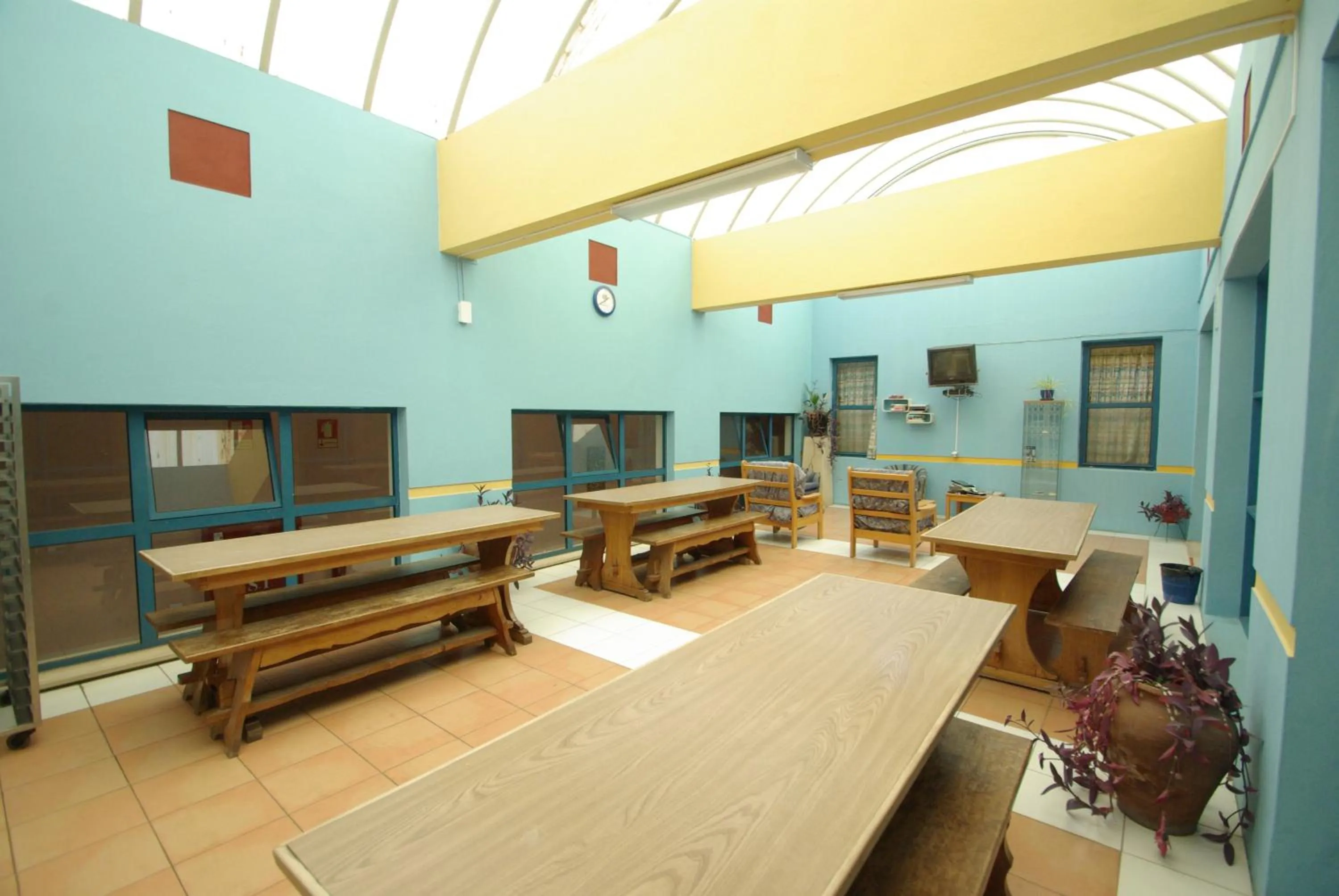 Communal lounge/ TV room in HI Faro – Pousada de Juventude