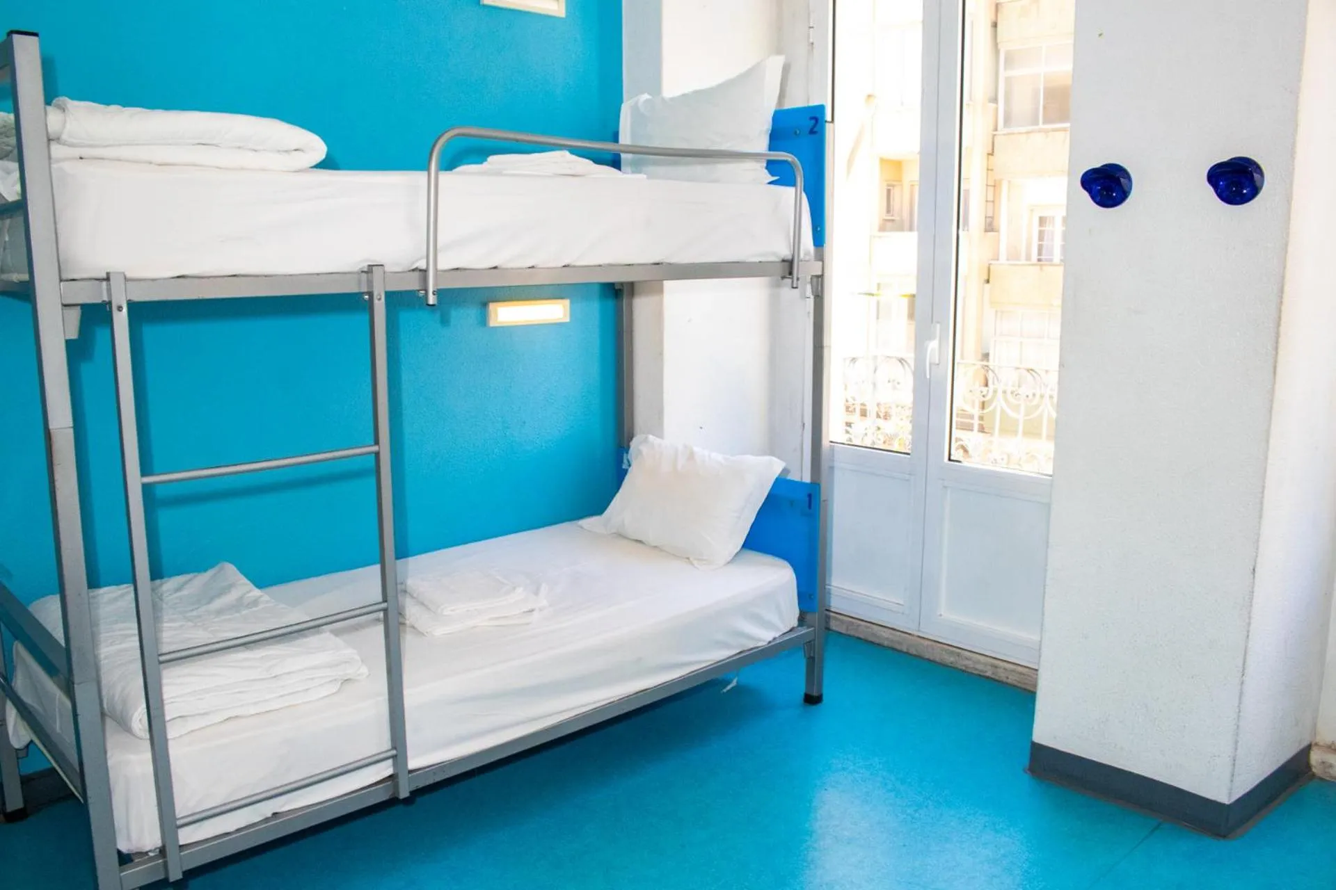 Shower, Bed in HI Lisboa - Pousada de Juventude