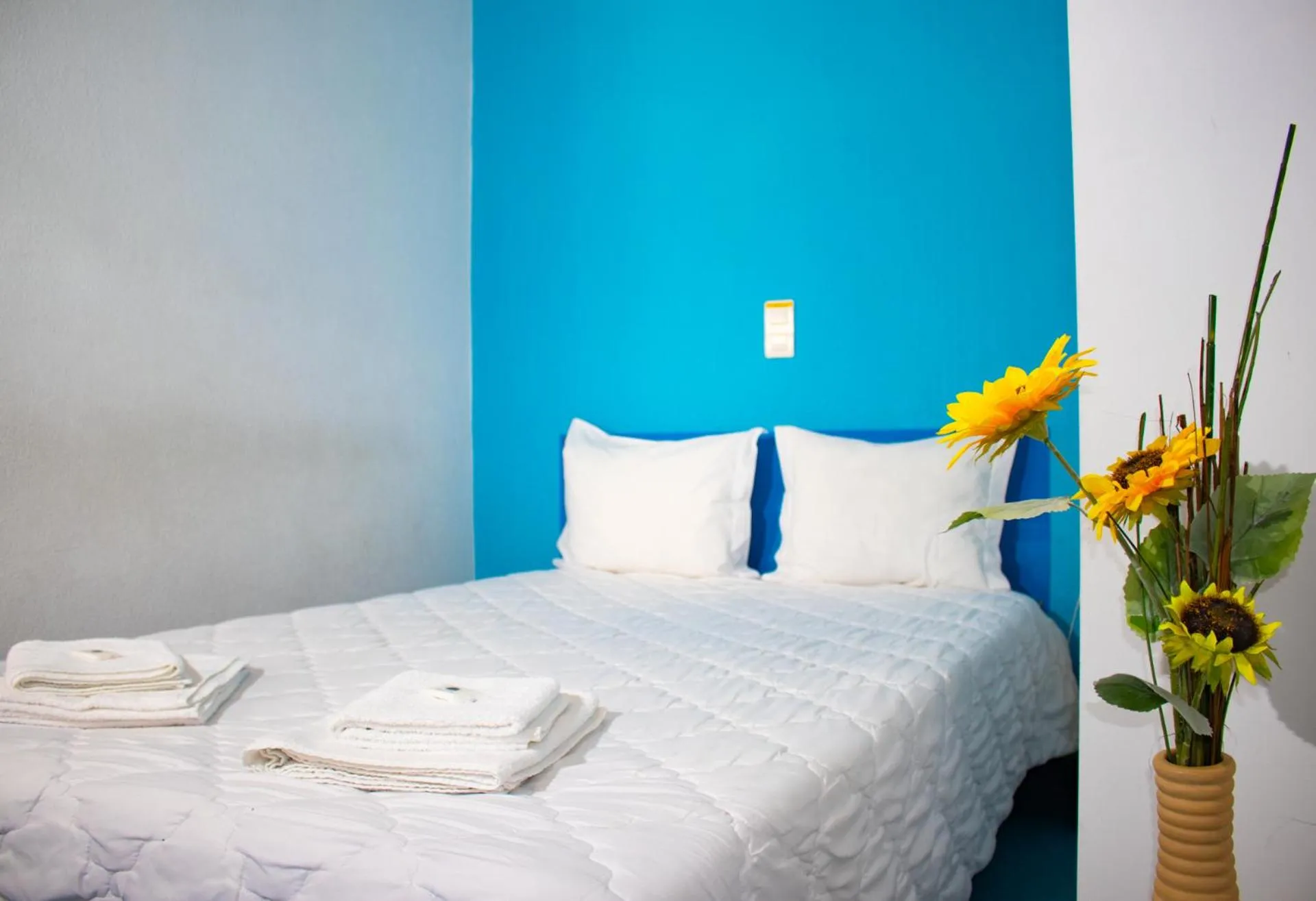 Shower, Bed in HI Lisboa - Pousada de Juventude