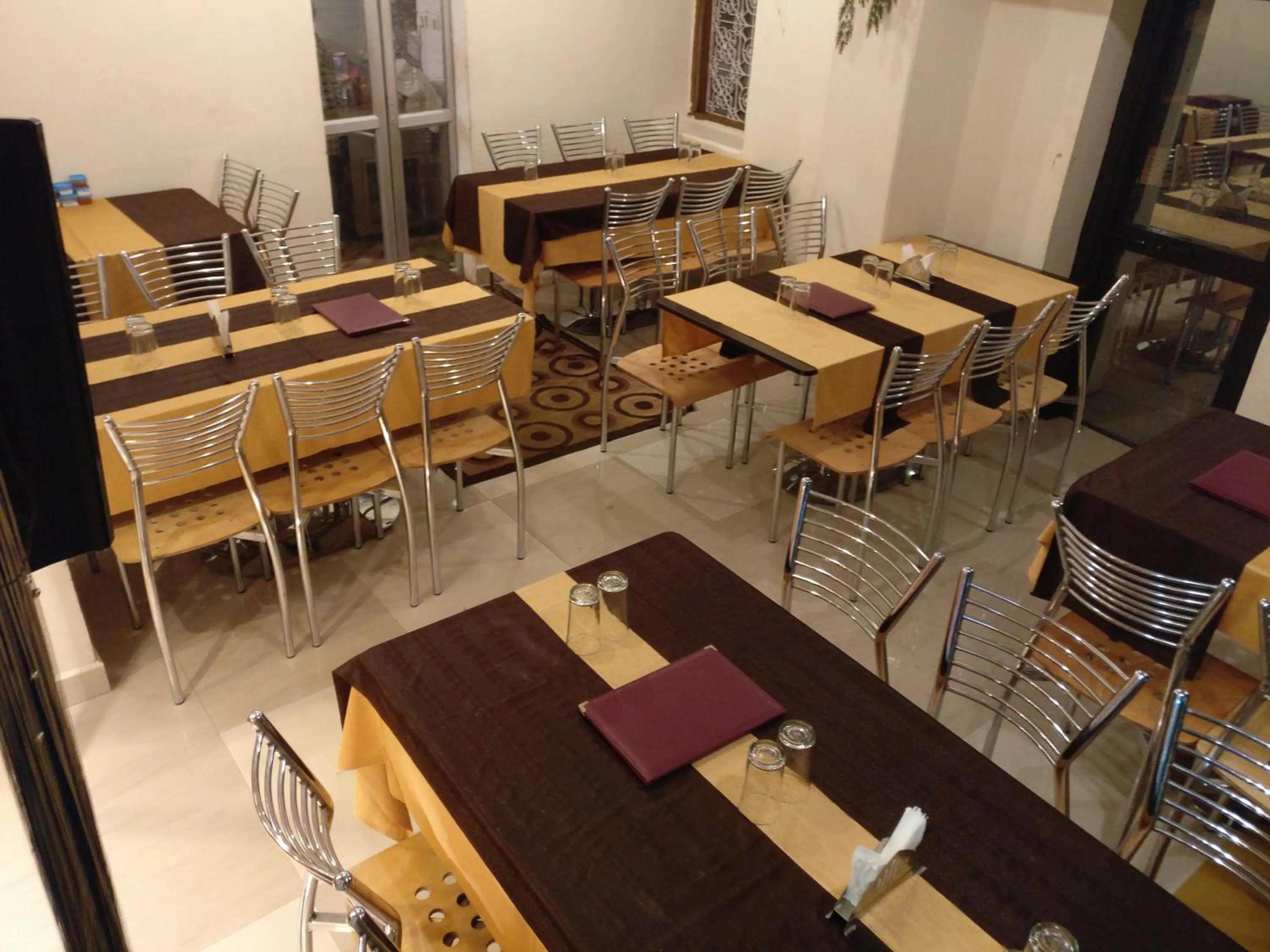 Restaurant/places to eat in Hotel utkarsh