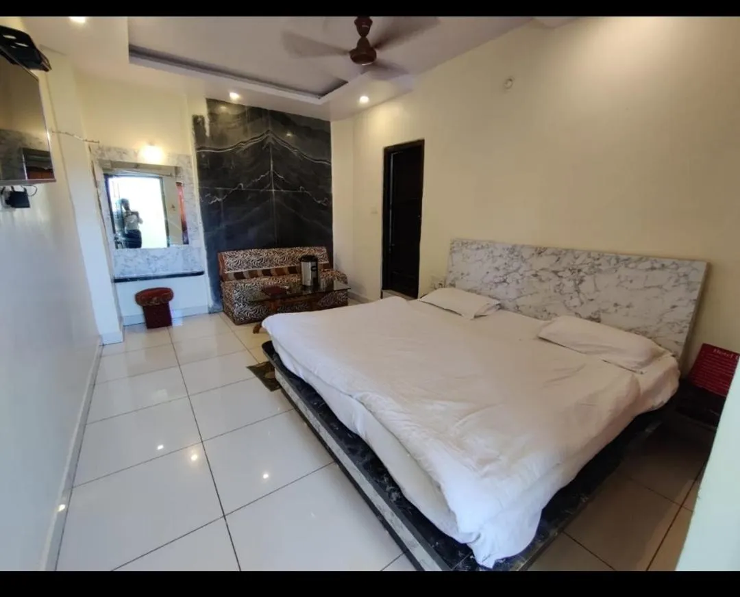 Bedroom, Bed in Hotel utkarsh