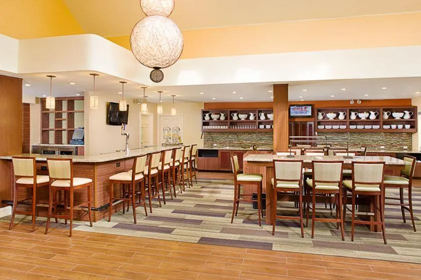 Lounge or bar in Hyatt House LAX Manhattan Beach