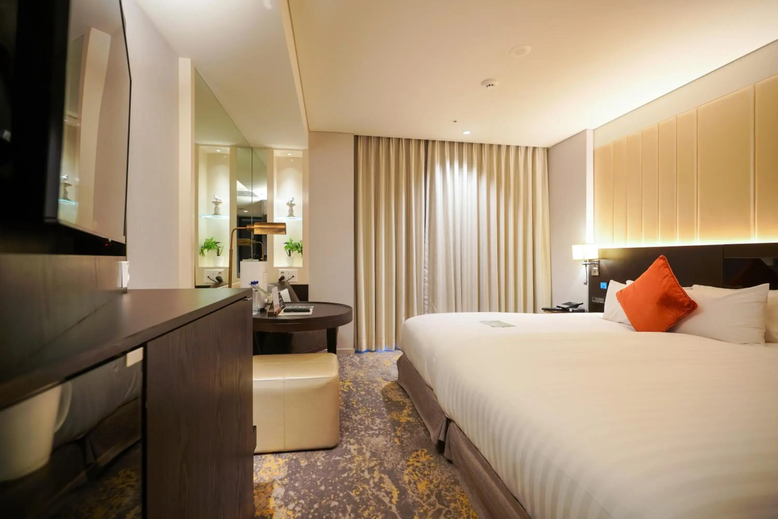 Hollywood Double in Solaria Nishitetsu Hotel Seoul Myeongdong - Renovated in 2025 Hollywood Double in Solaria Nishitetsu Hotel Seoul Myeongdong - Renovated in 2025