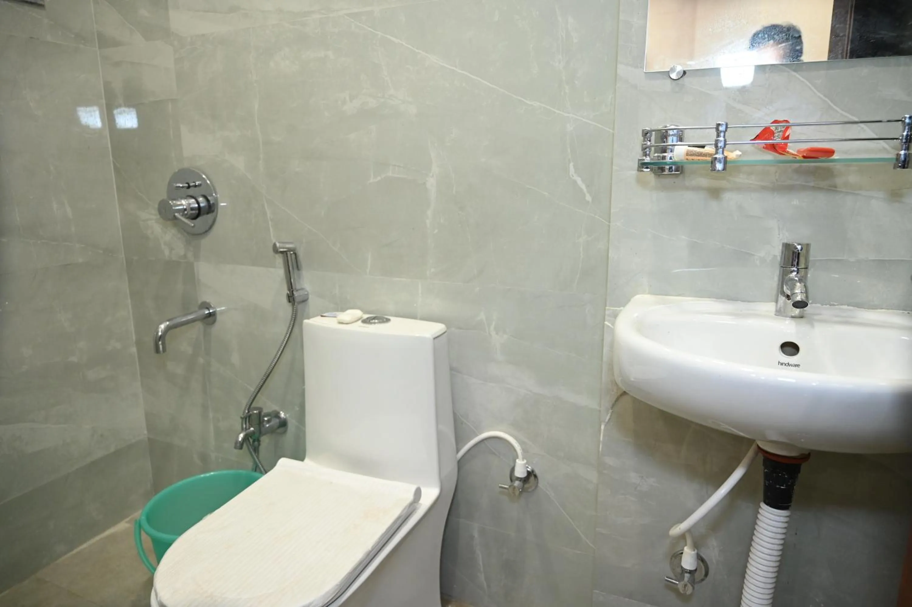 Shower in Hotel Royal Radiant