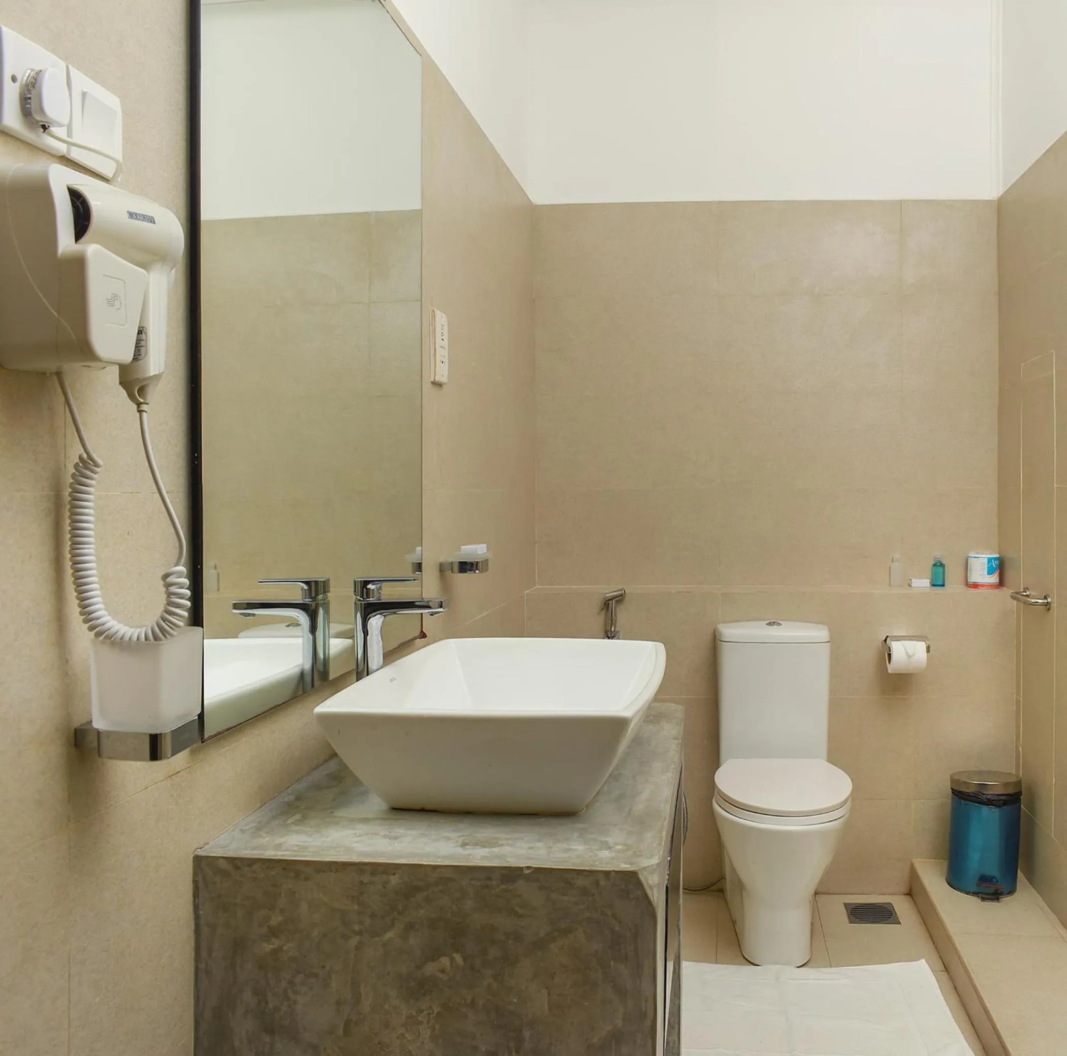 Toilet in Joe's Resort Bentota