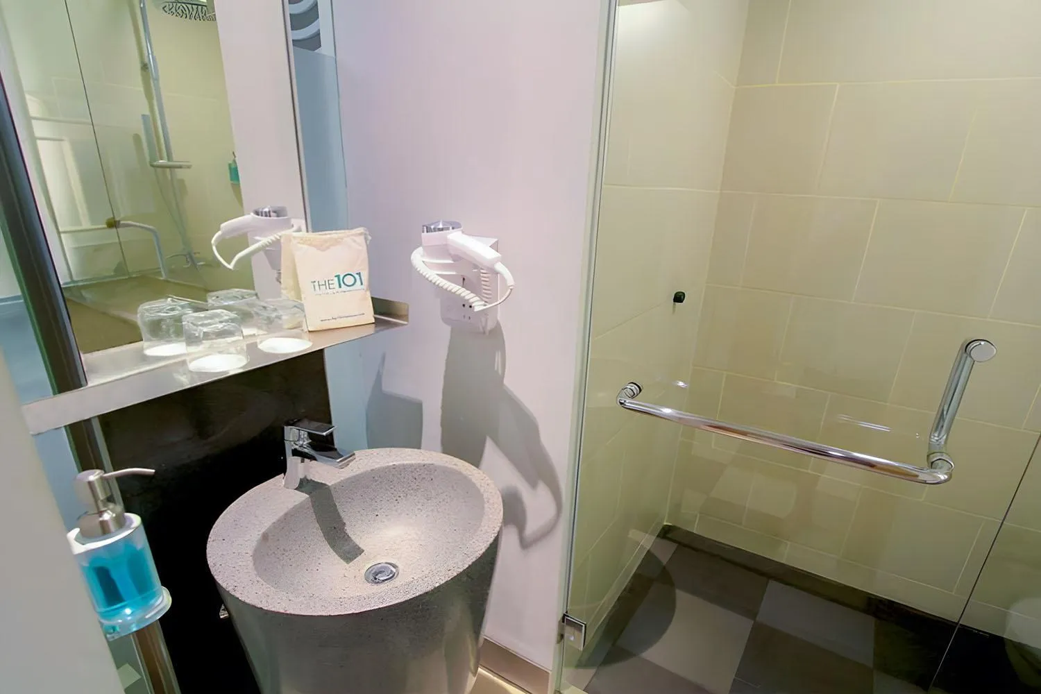 Bathroom in THE 1O1 Bogor Suryakancana