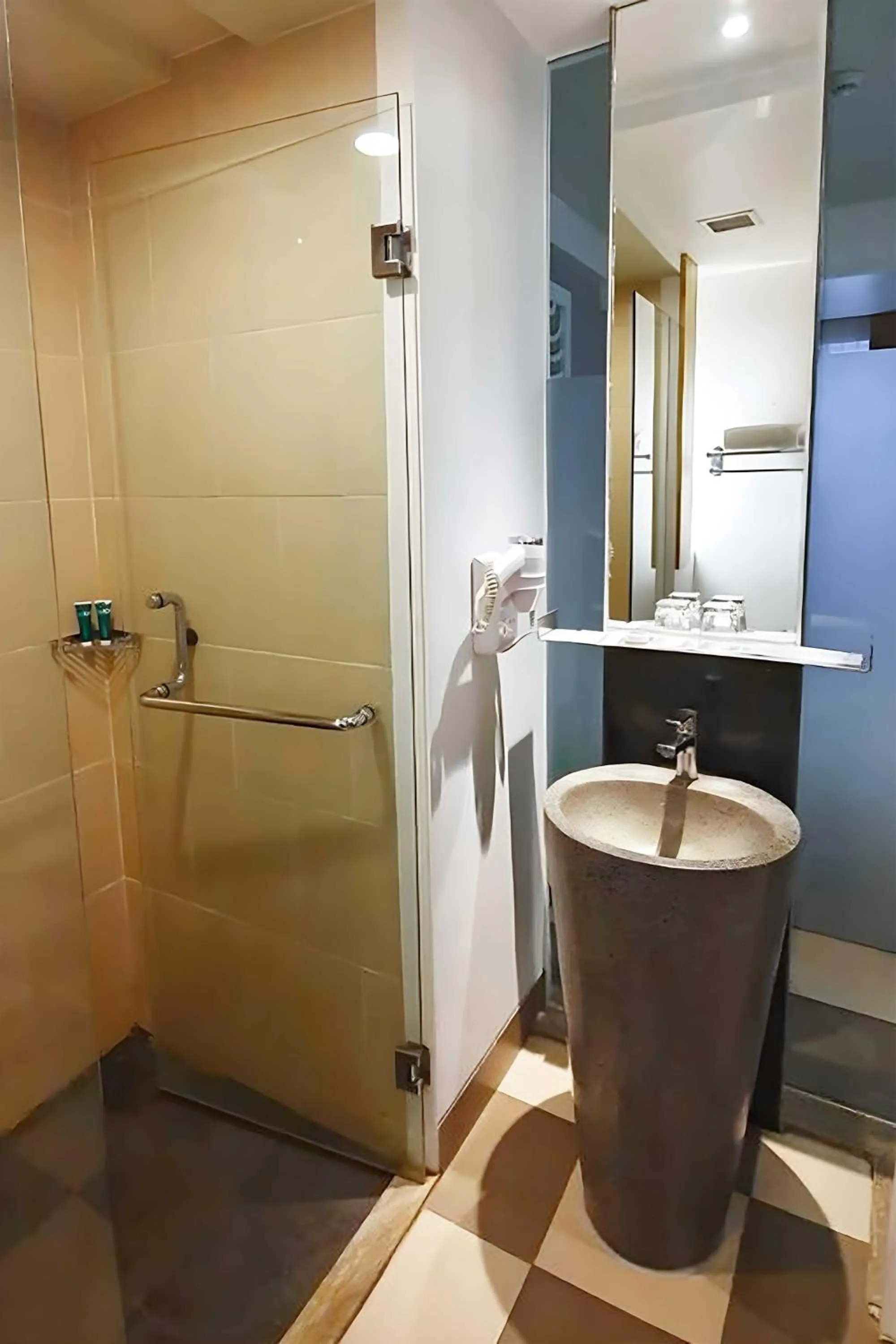 Bathroom in THE 1O1 Bogor Suryakancana