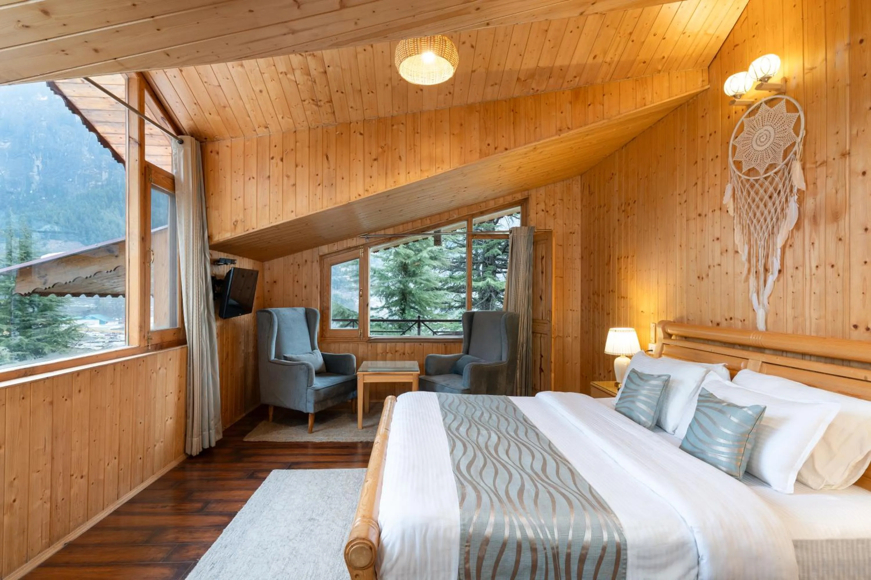 Bed in The Pine Chalet Manali