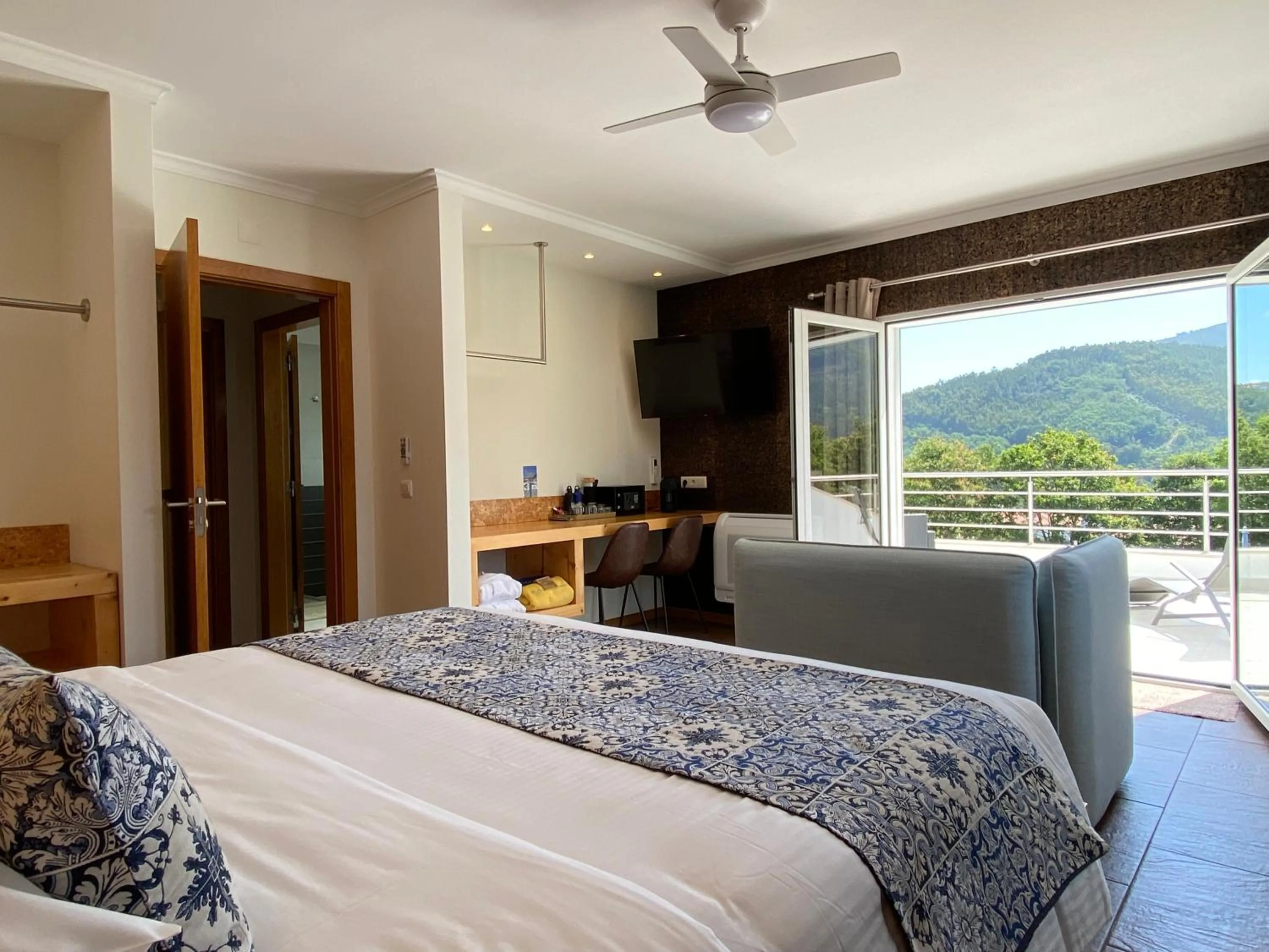 TV and multimedia, Bed in Casa Carvalhal - Adults Only