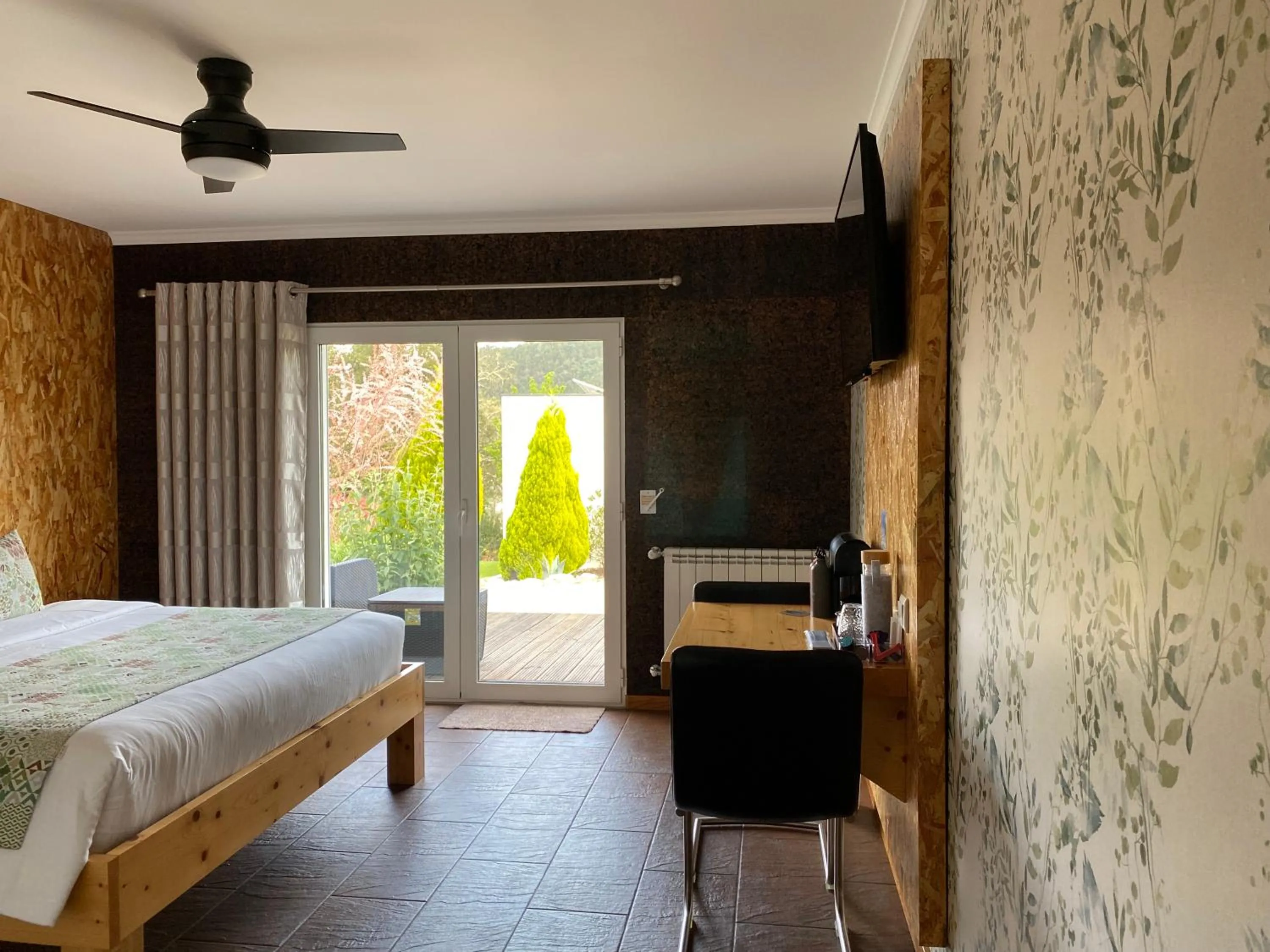 TV and multimedia, Bed in Casa Carvalhal - Adults Only