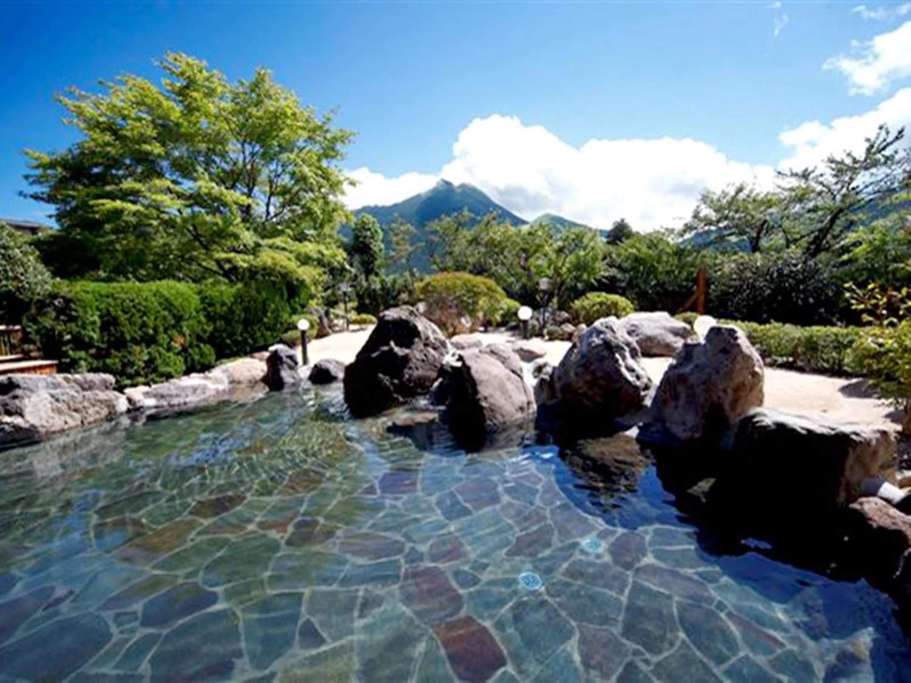 Hot Spring Bath in Yufuin Sansuikan