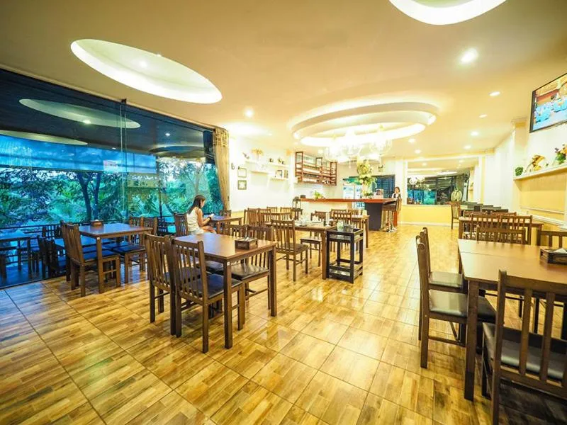 Restaurant/places to eat in The Canal Garden Resort