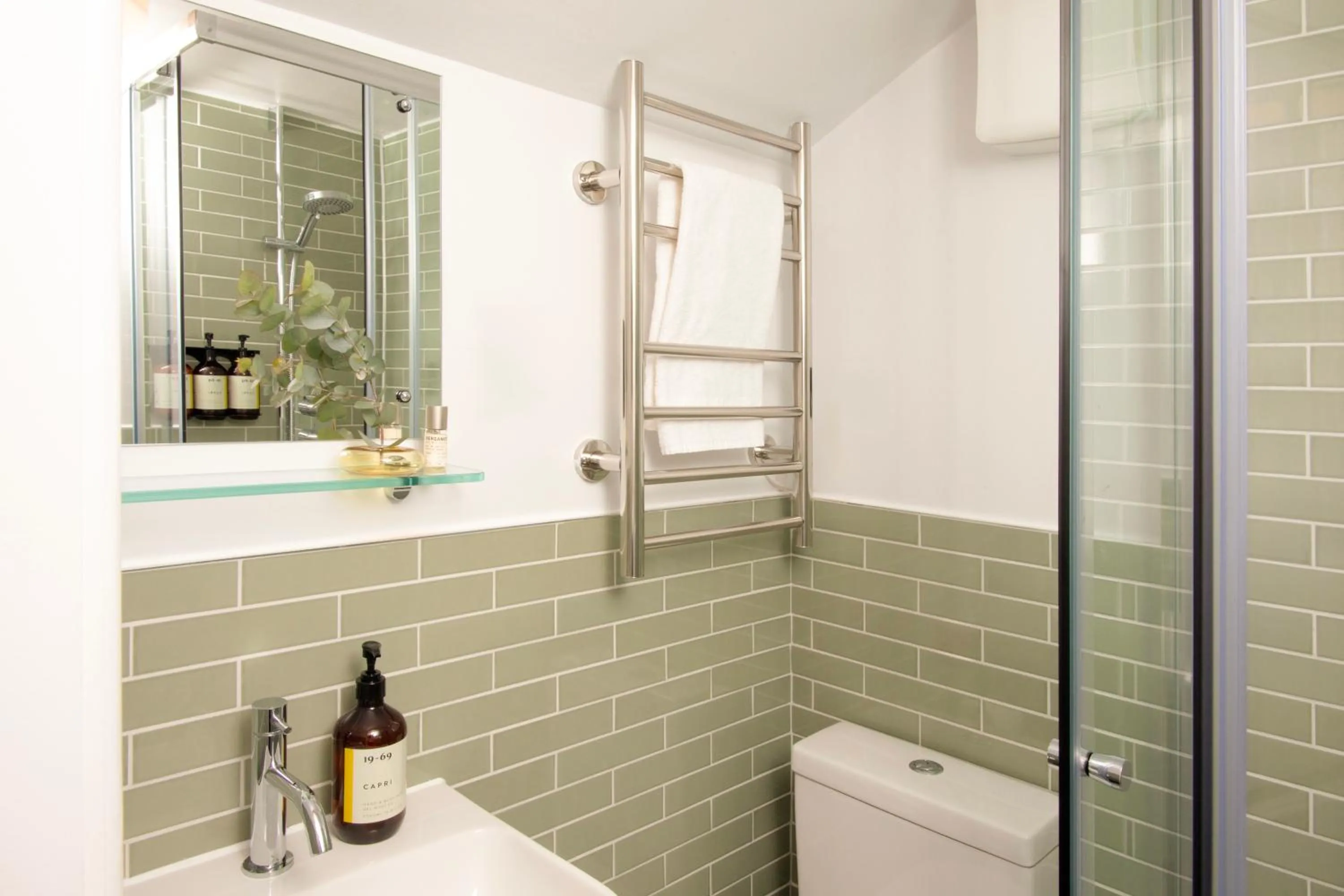 Shower in Bob W London Olympia