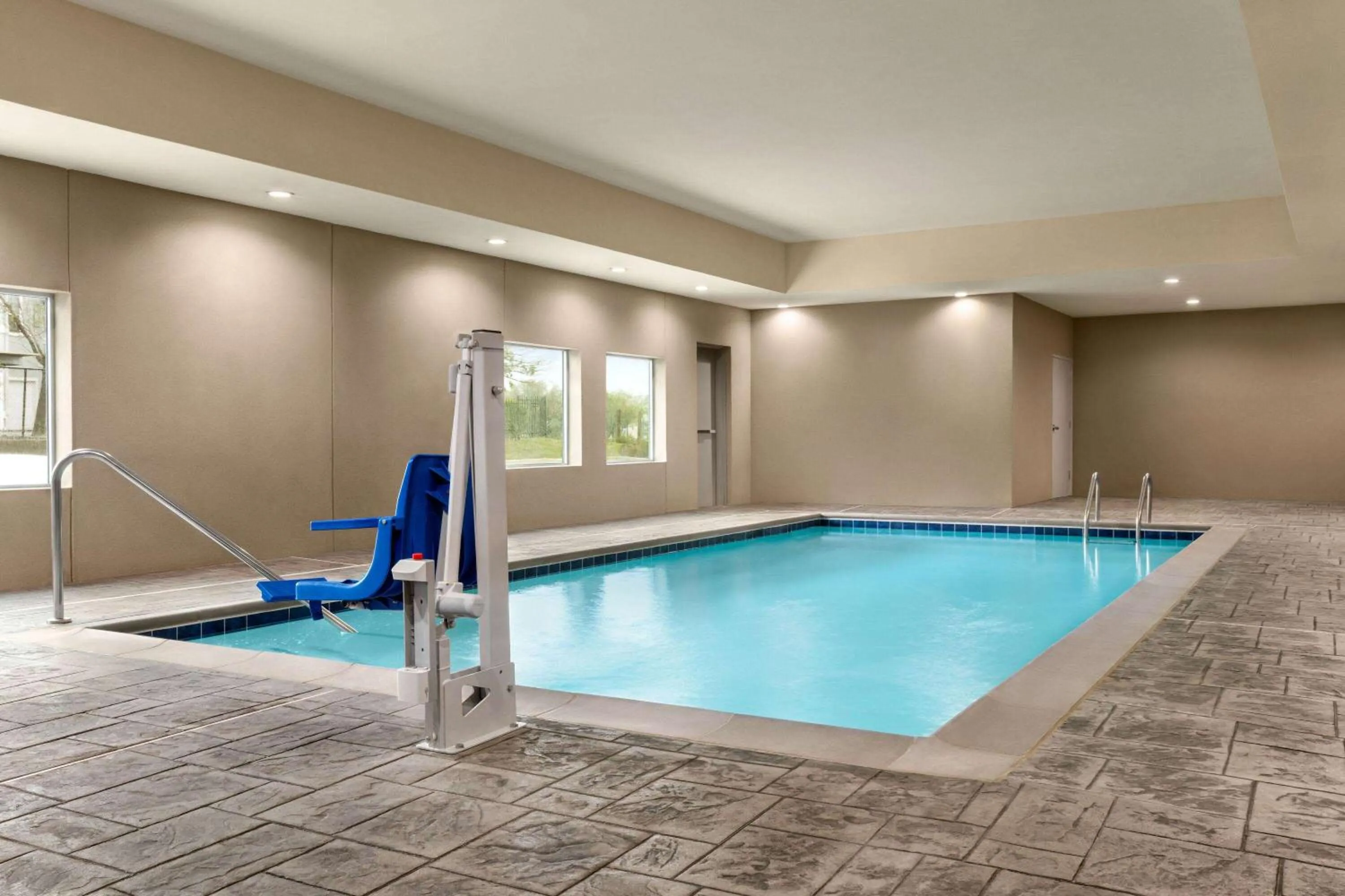 Swimming pool in La Quinta Inn & Suites by Wyndham Austin South