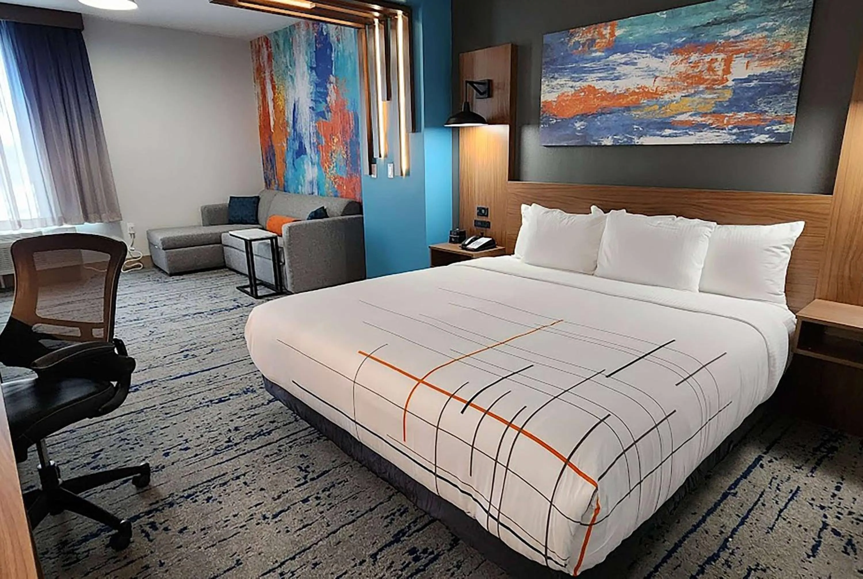 Photo of the whole room, Bed in La Quinta Inn & Suites by Wyndham Austin South
