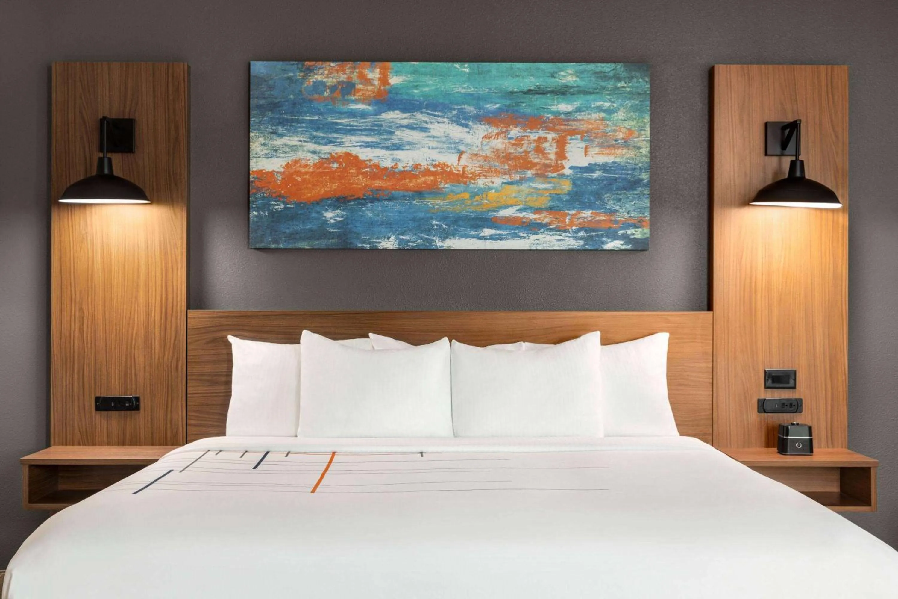 Photo of the whole room, Bed in La Quinta Inn & Suites by Wyndham Austin South