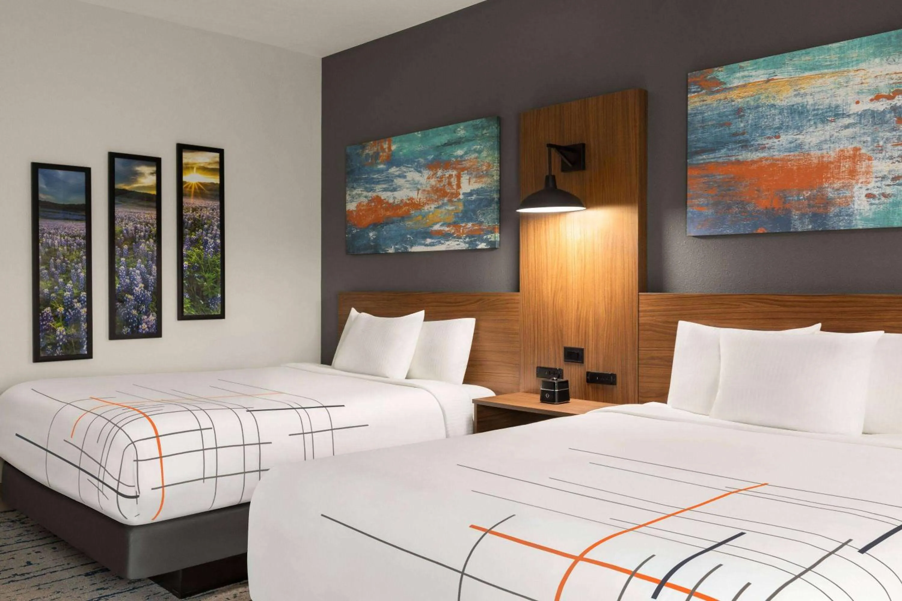 Photo of the whole room, Bed in La Quinta Inn & Suites by Wyndham Austin South